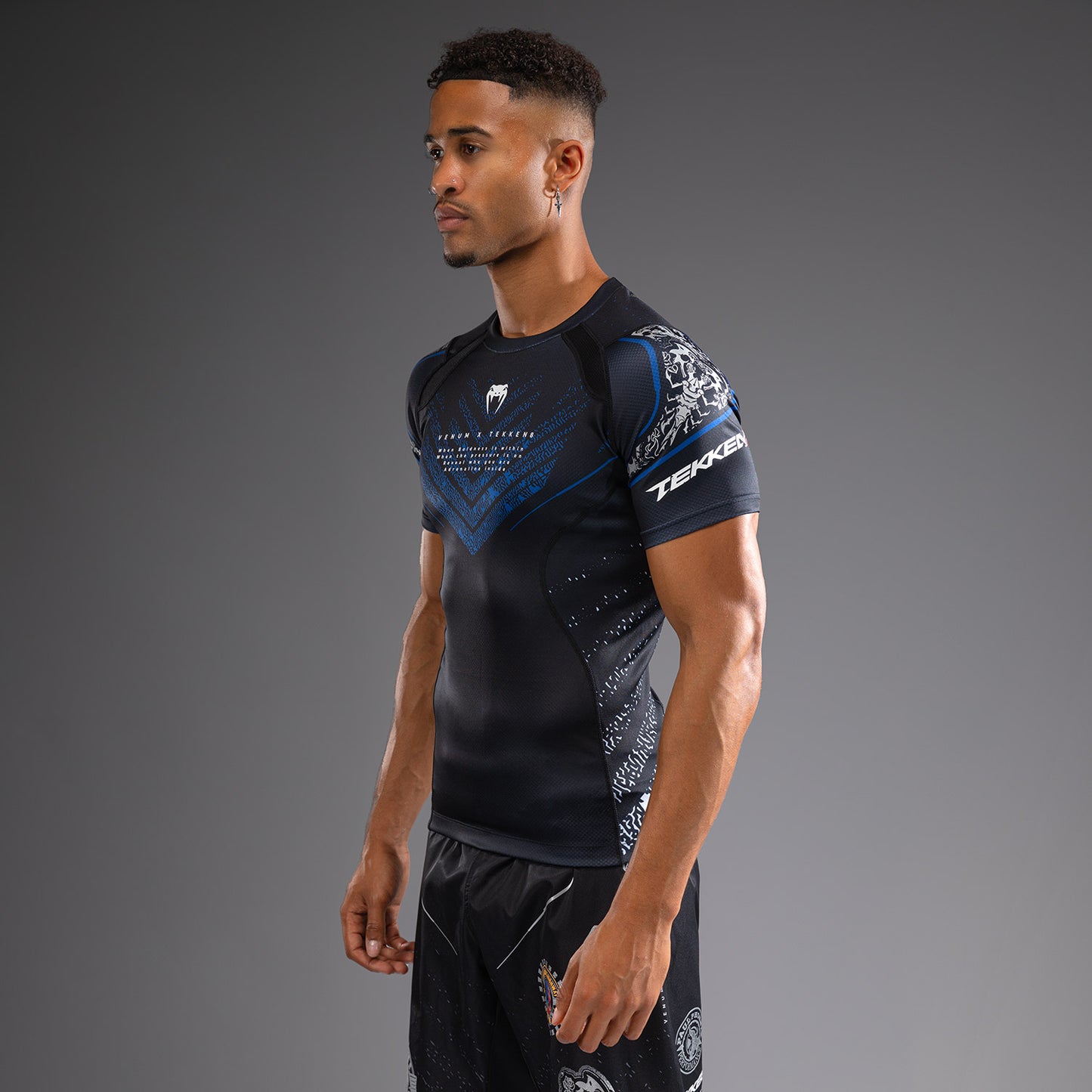 Venum x TEKKEN 8 - Paul Phoenix Rashguard a maniche Corte - Nero/Blu