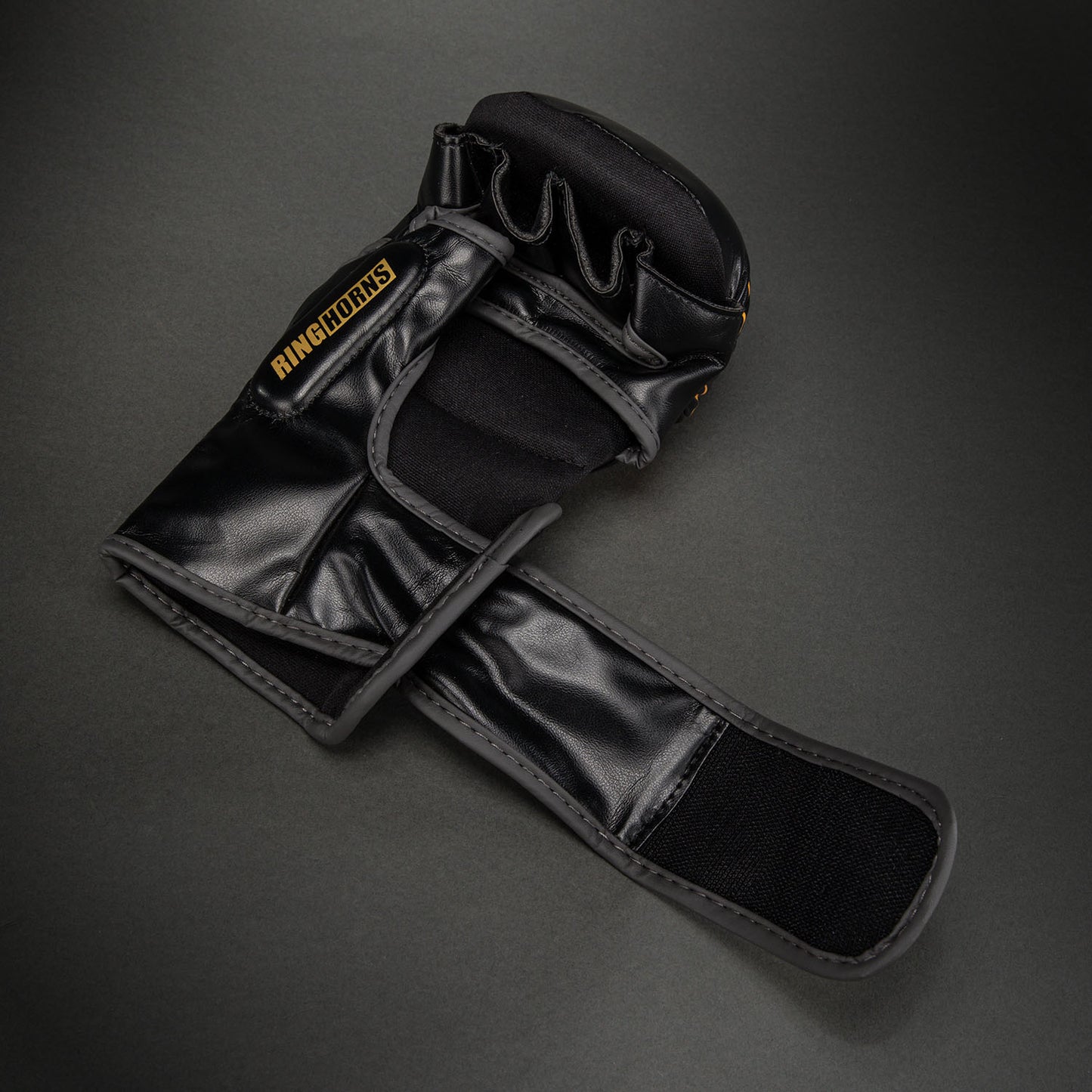 Ringhorns Charger by Venum Guanti da sparring MMA - Nero/Oro