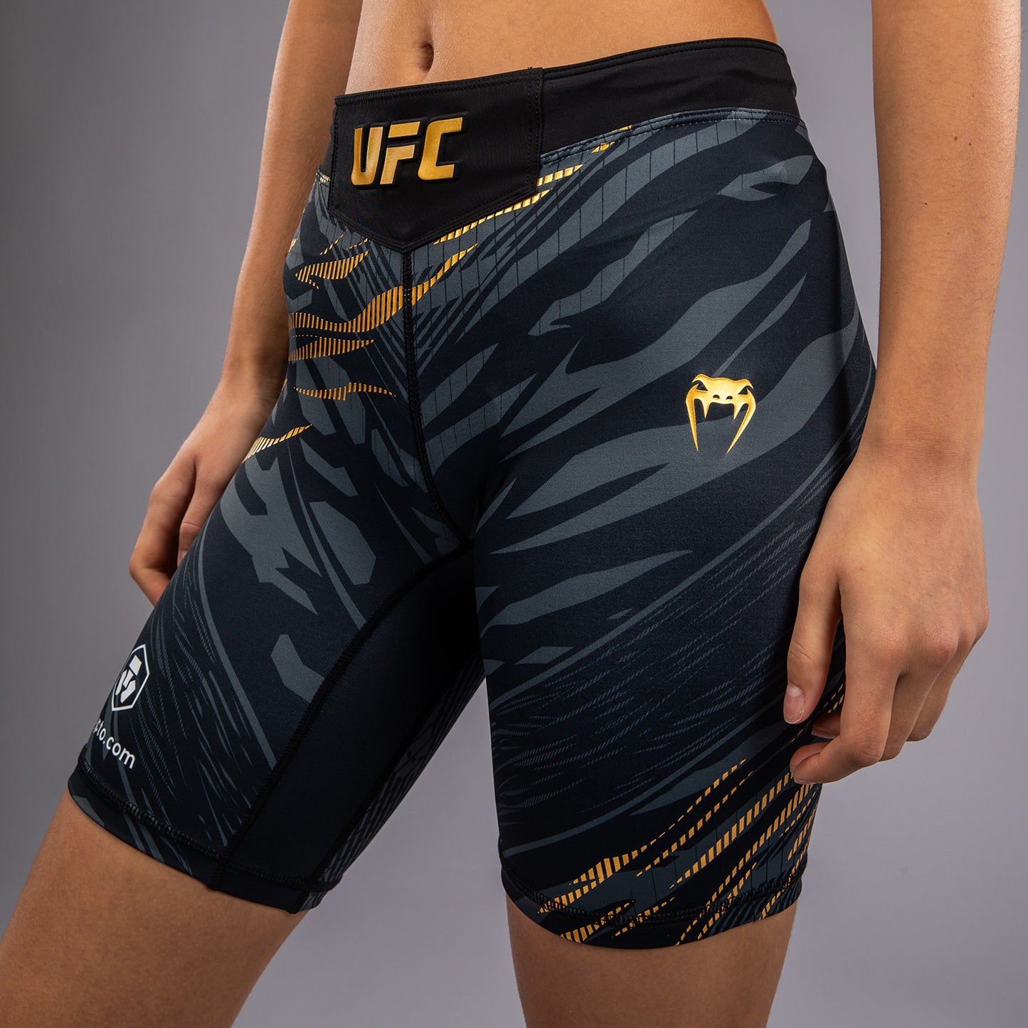 UFC Fusion by Venum Authentic Fight Night Vale Tudo Shorts per Donna - Fit Largo - Champion