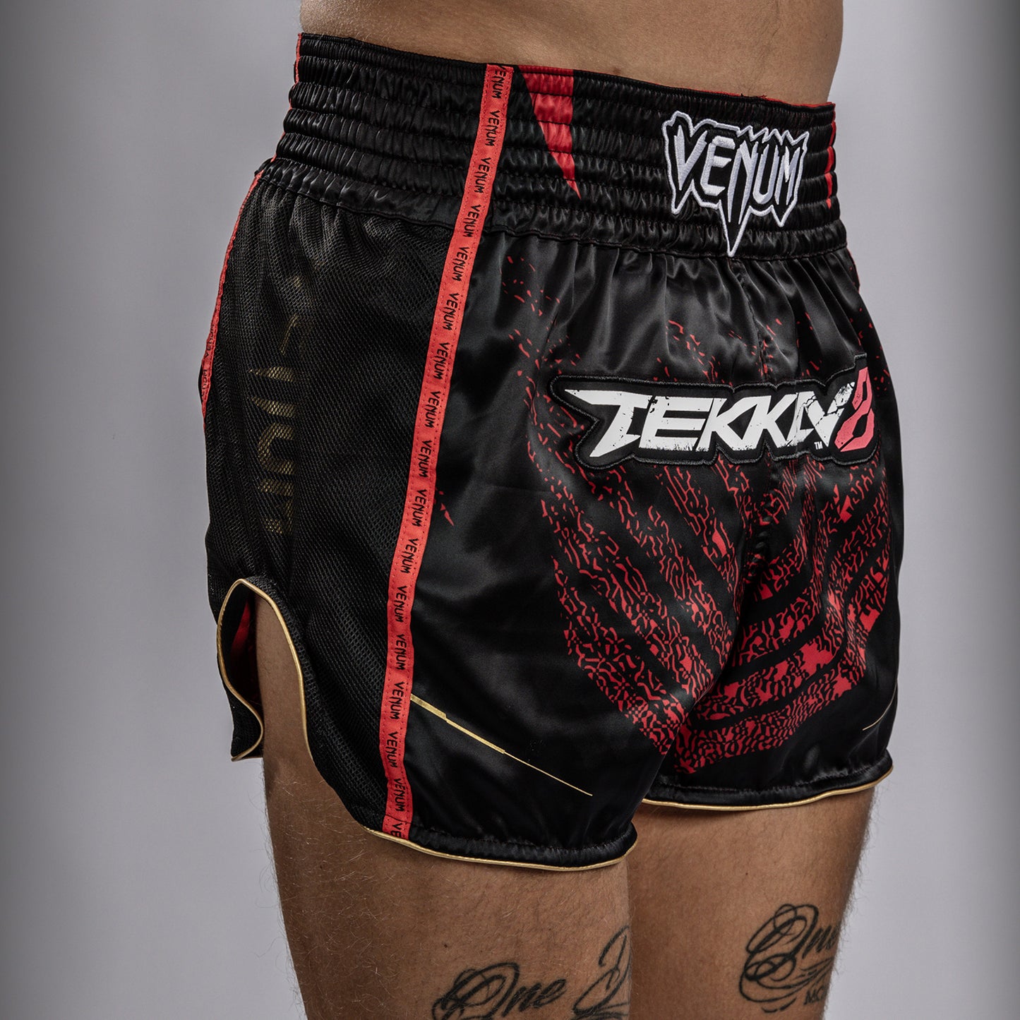 Venum x TEKKEN 8 Marshall Law Pantaloncini da Muay Thai - Nero/Rosso/Oro
