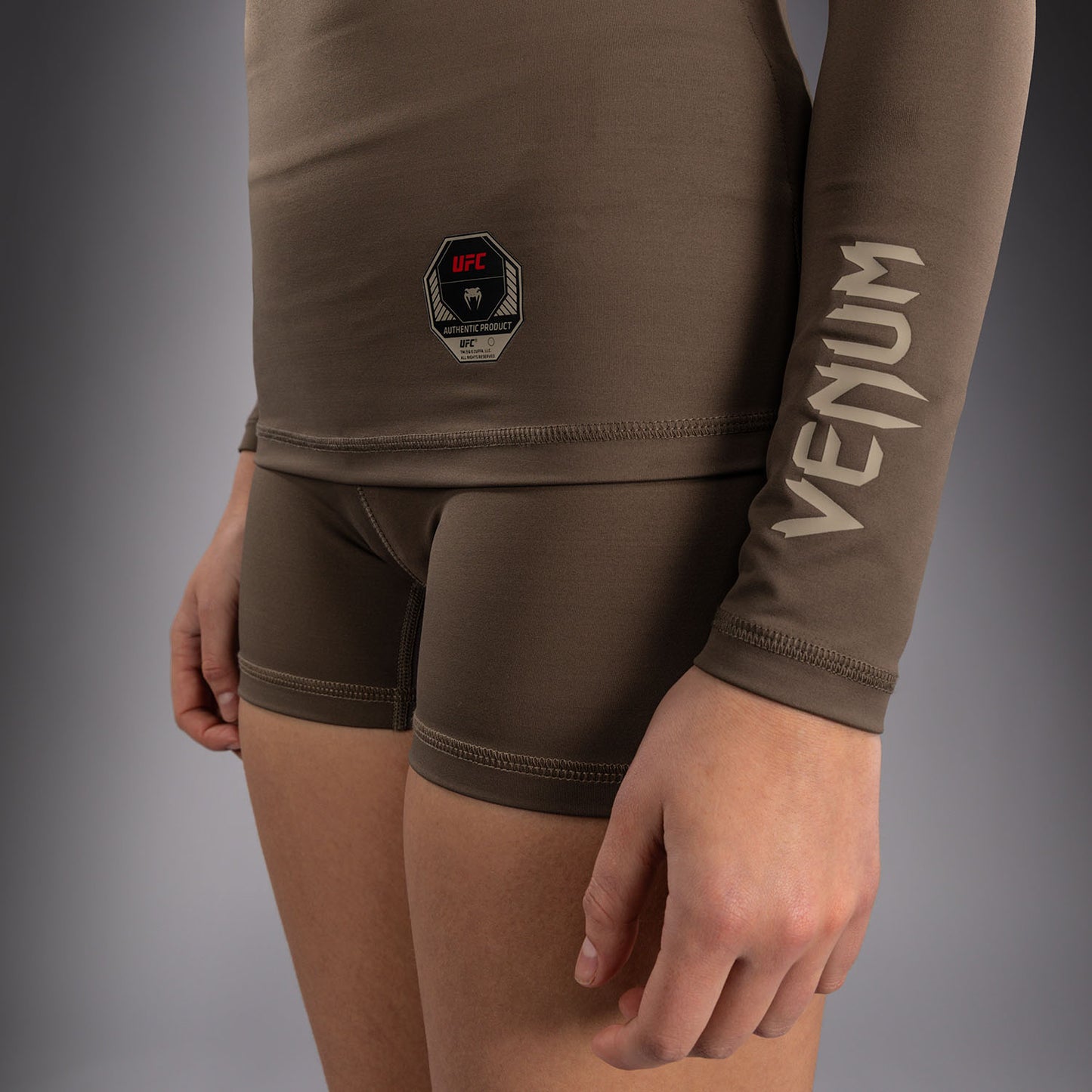 Venum UFC Unity by Venum Authentic Fight Week Rashguard Tecnica a Maniche Lunghe da Donna - Marrone
