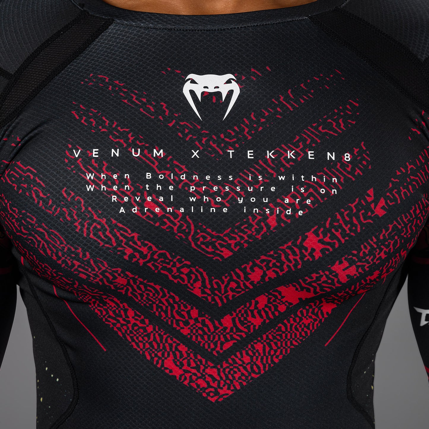 Venum x TEKKEN 8 - Marshall Law Rashguard a maniche Longhe - Nero/Rosso/Oro