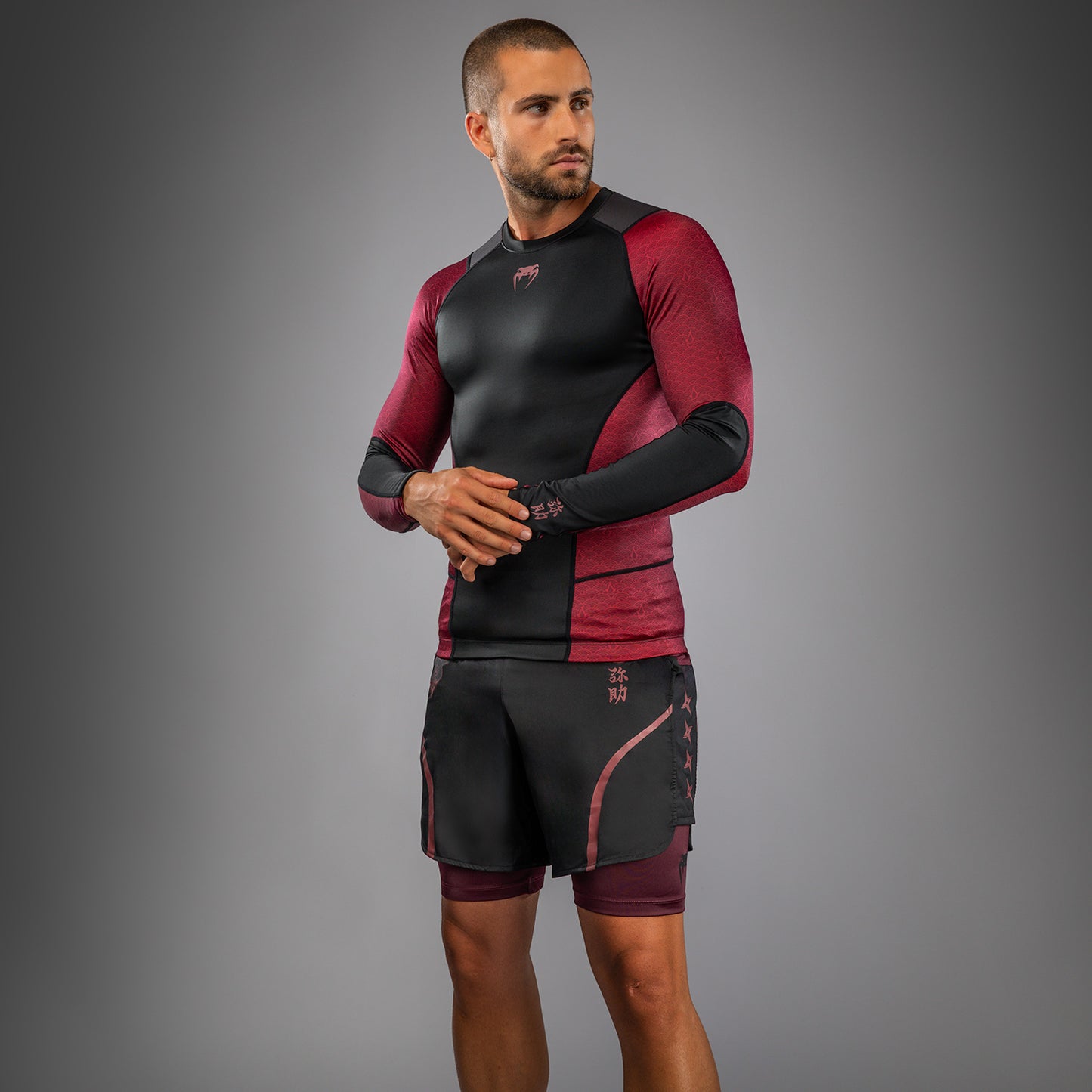 Venum x Assassin’s Creed Shadows Maglietta a maniche lunghe Rashguard da Uomo - Borgogna/Nero