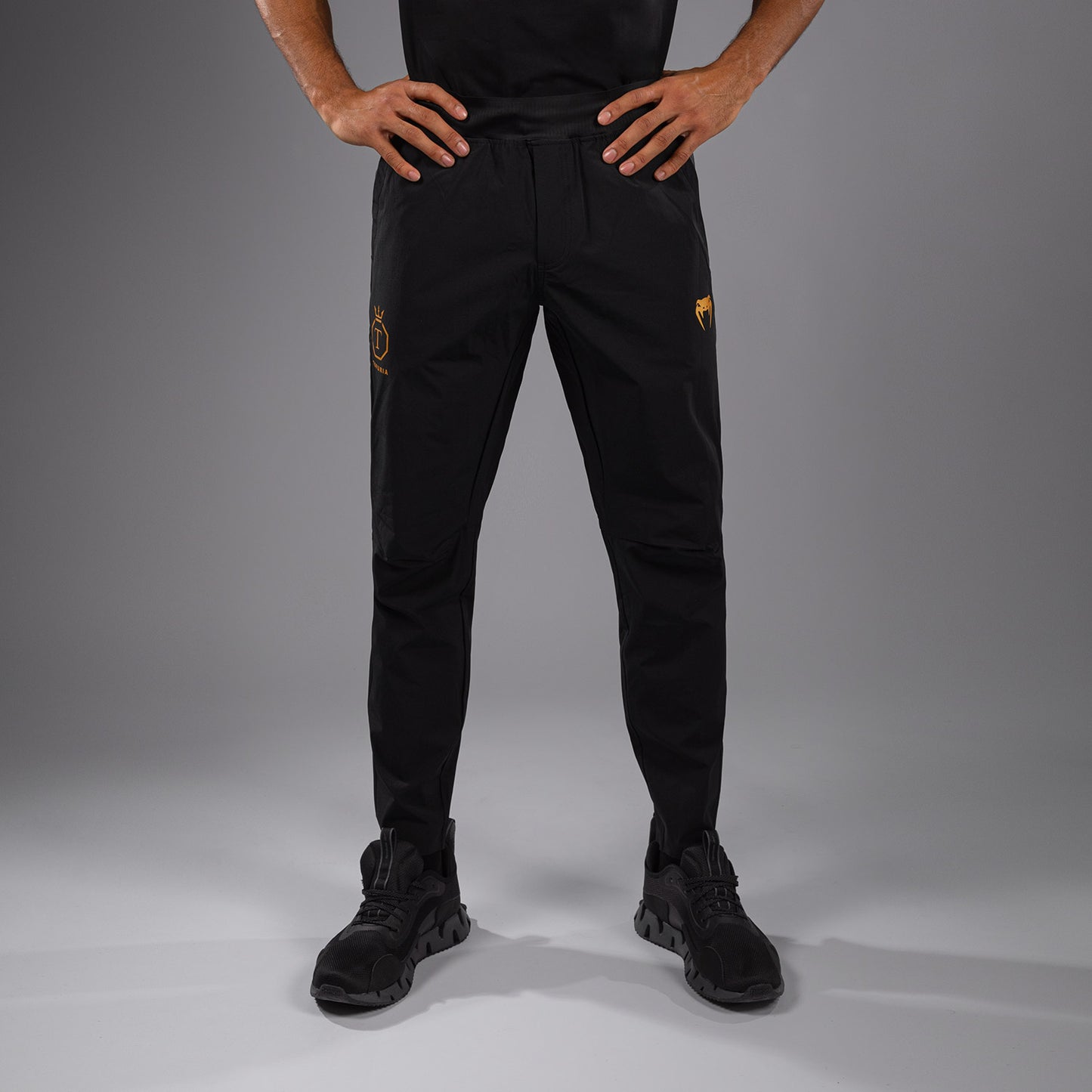 Venum x Topuria Unmatched Edition Pantaloni Jogging - Nero/Oro