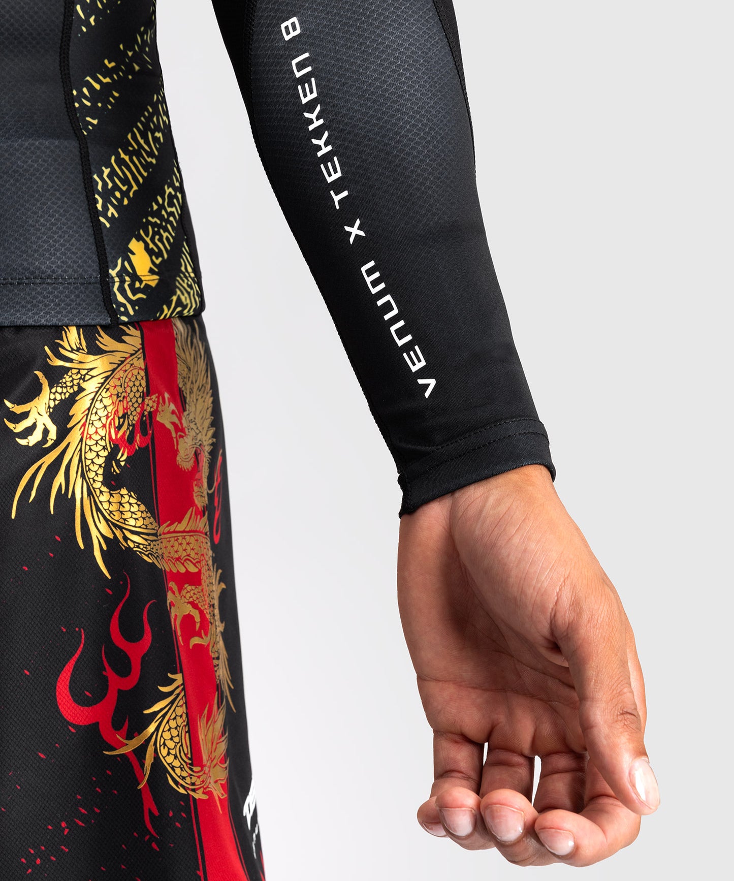 Venum x TEKKEN 8 - Marshall Law Rashguard - Nero/Rosso/Oro