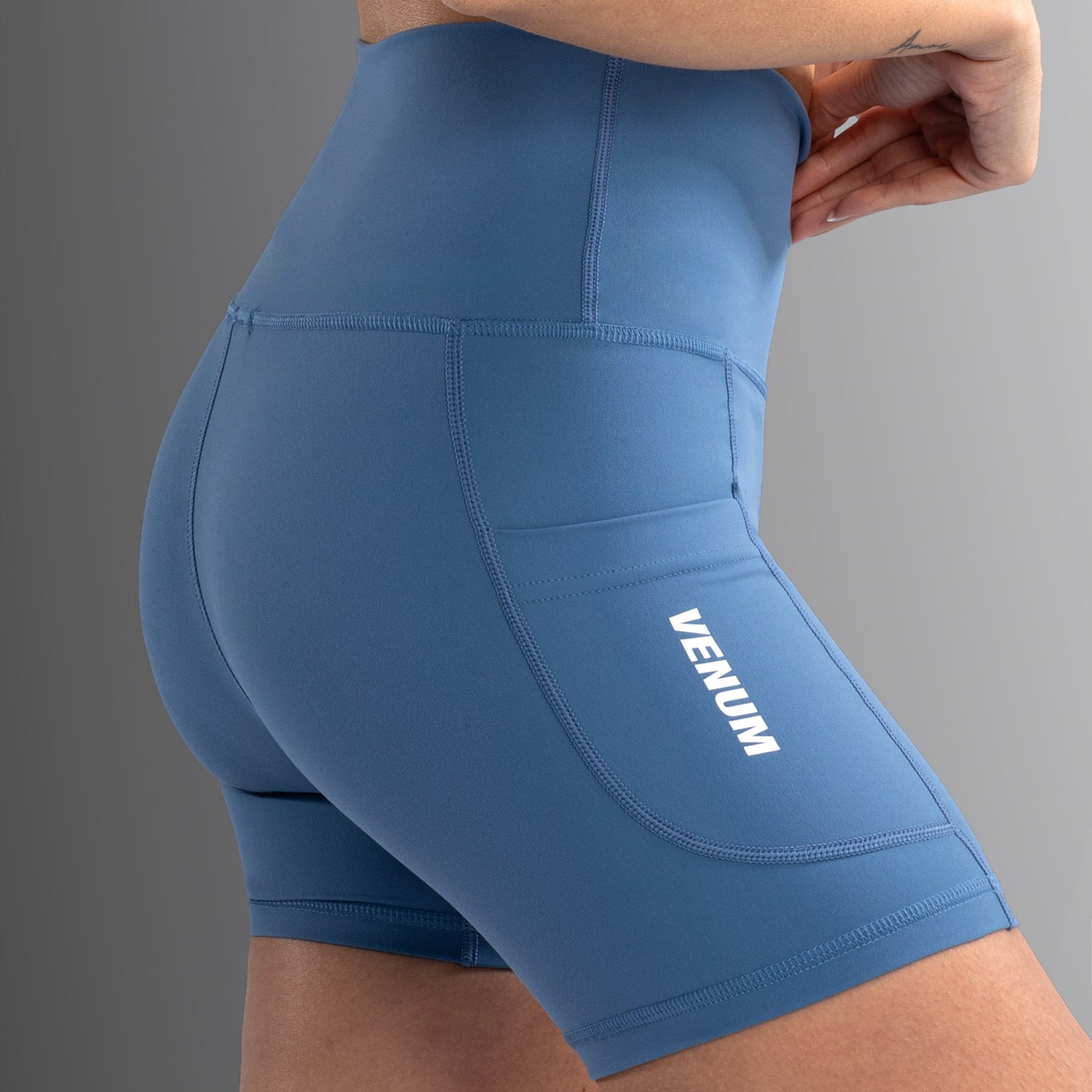 Venum Essential Bike Shorts da Donna - Blu Tempesta