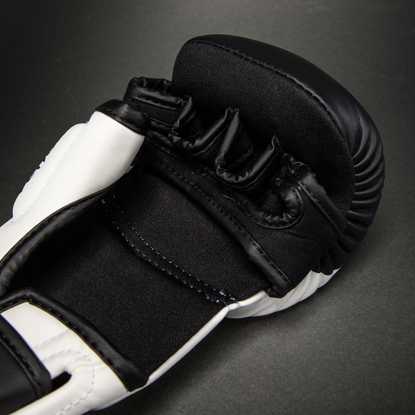 Venum Attack 2.0 Guanti da Sparring – Nero/Bianco