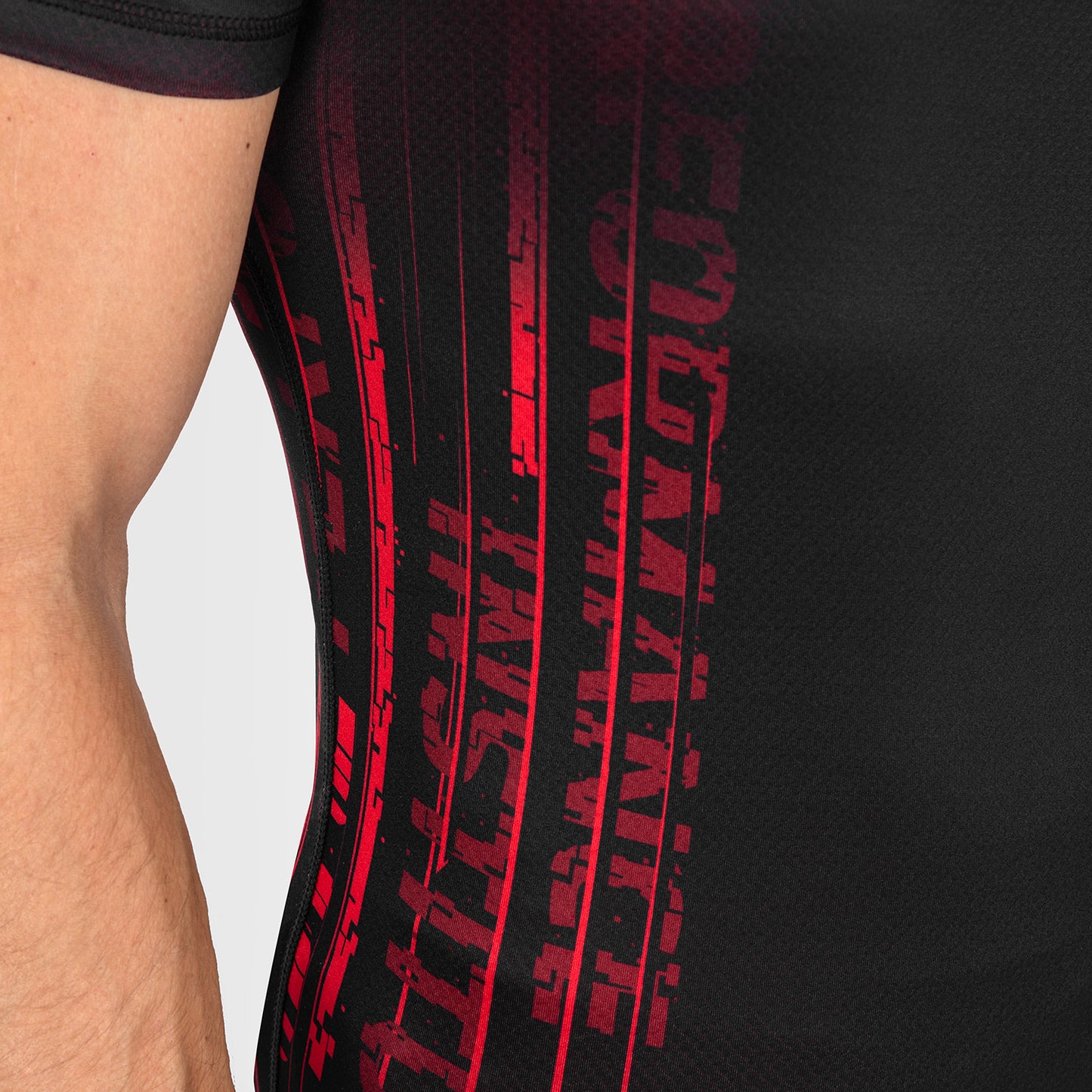 UFC Venum Performance Institute 2.0 Rashguard a maniche corte da uomo - Nero/Rosso