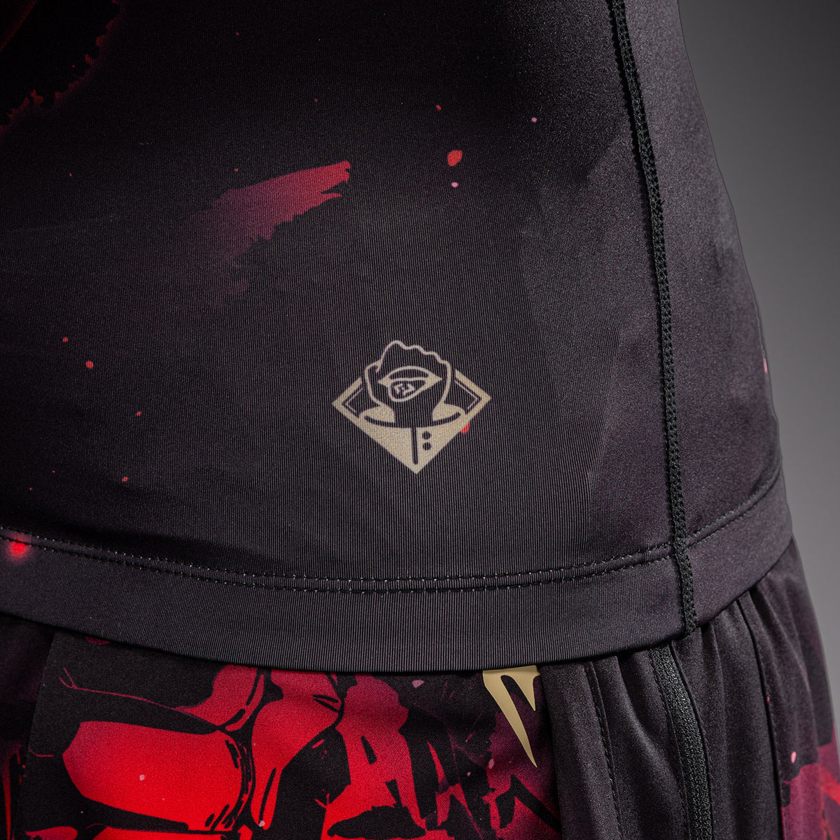 Jujutsu Kaisen x Venum Itadori Rashguard a Maniche Corte – Nero/Rosso