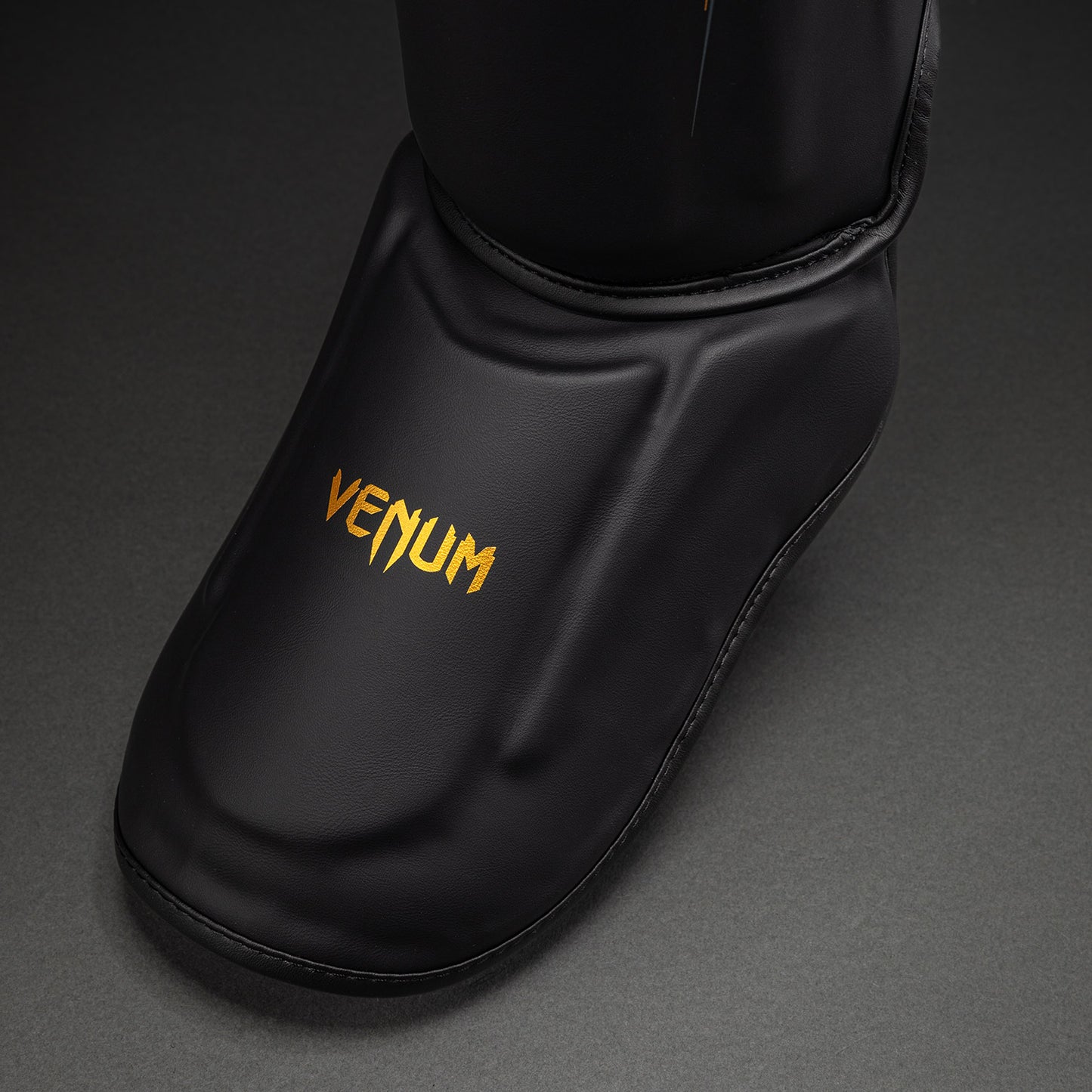 Venum Streamline Paratibie – Nero/Oro