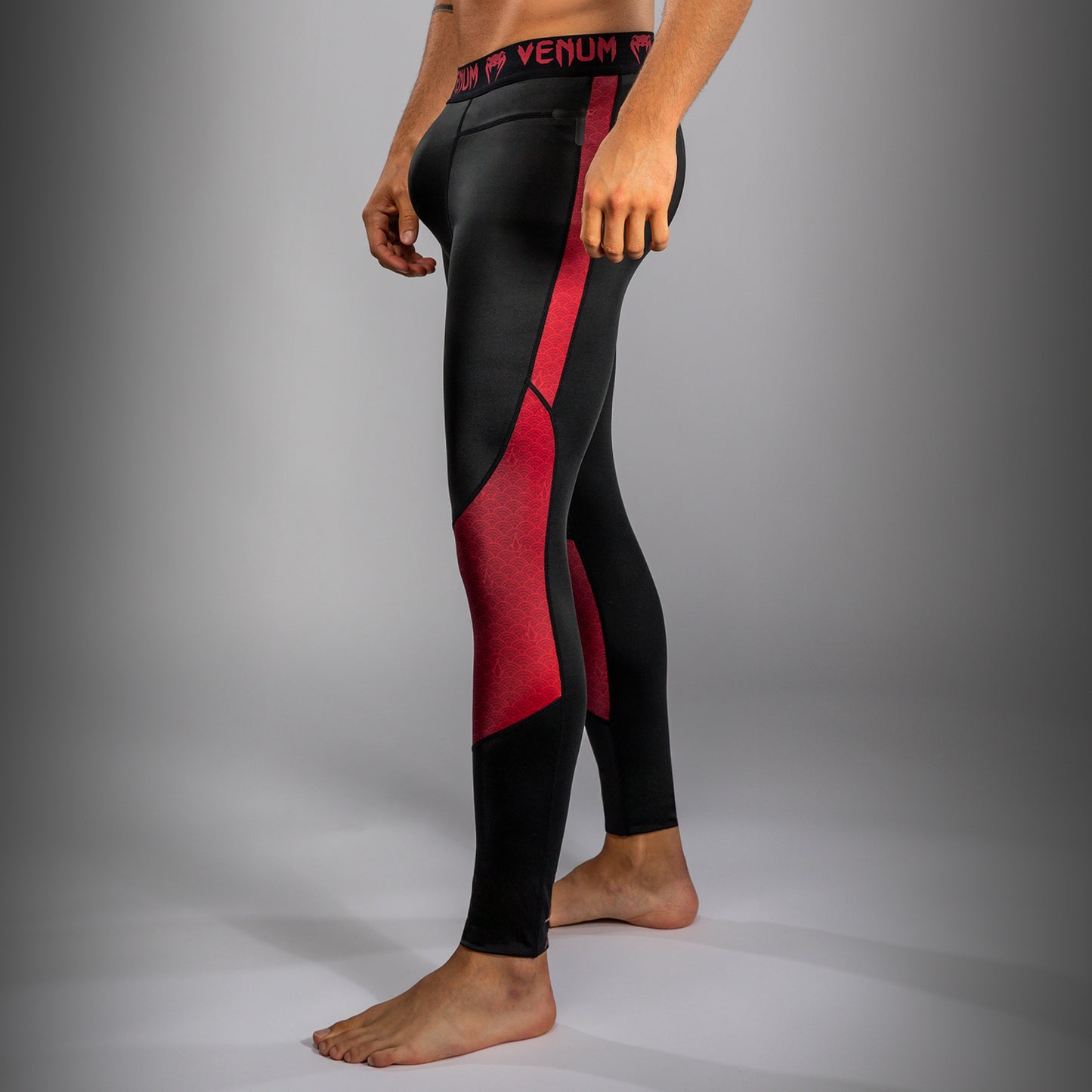 Venum x Assassin’s Creed Shadows Pantaloni da Uomo - Borgogna/Nero