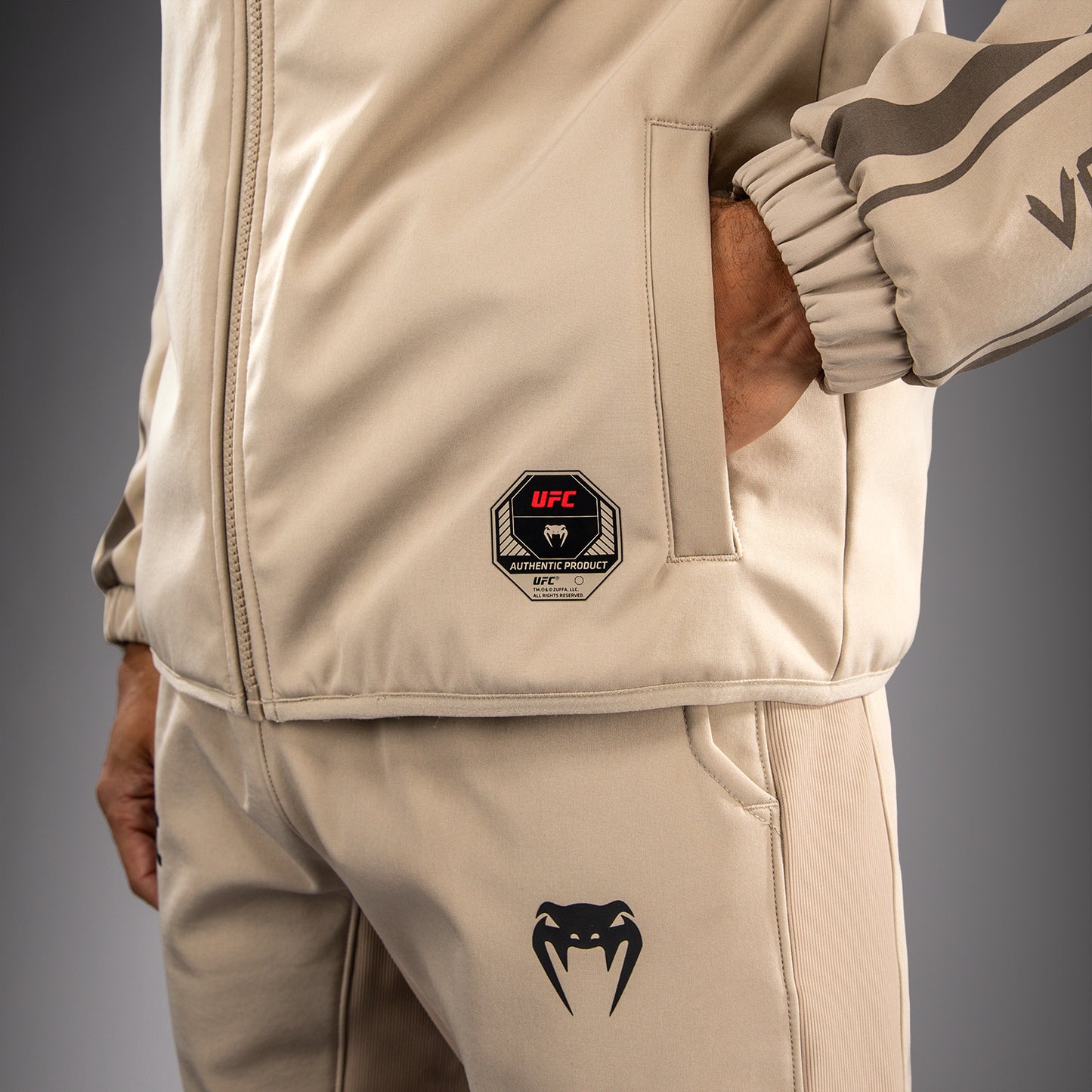 Venum UFC Unity by Venum Authentic Fight Week Felpa con Cappuccio e Zip da Uomo - Sabbia