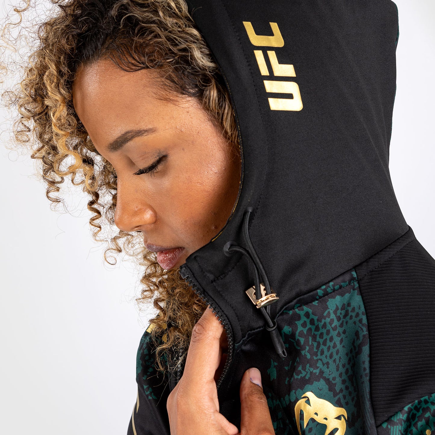UFC Adrenaline by Venum Personalized Authentic Fight Night Felpa con cappuccio Walkout da donna - Emerald Edition - Verde/Nero/Oro