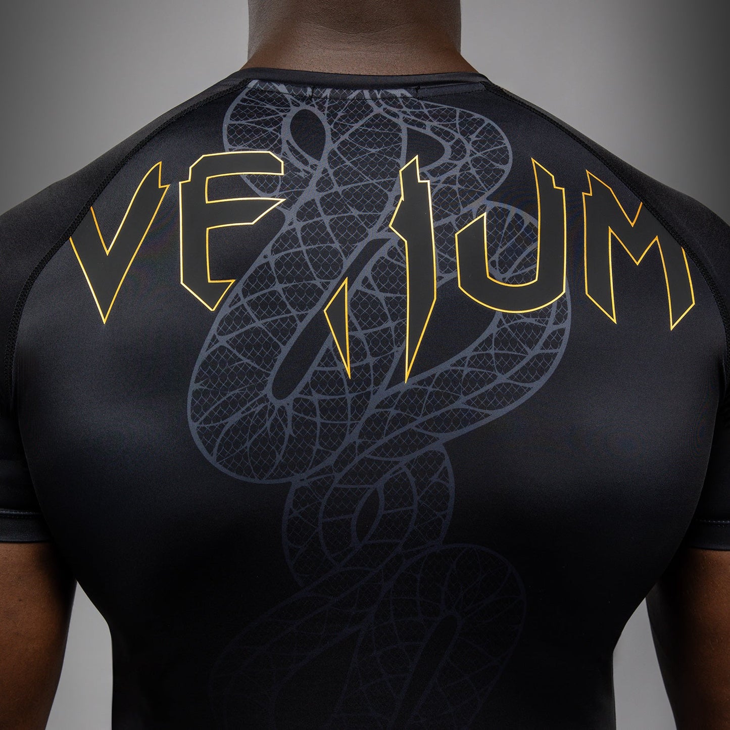 Venum Serpenti Rashguard a maniche corte – Nero/Argento/Oro