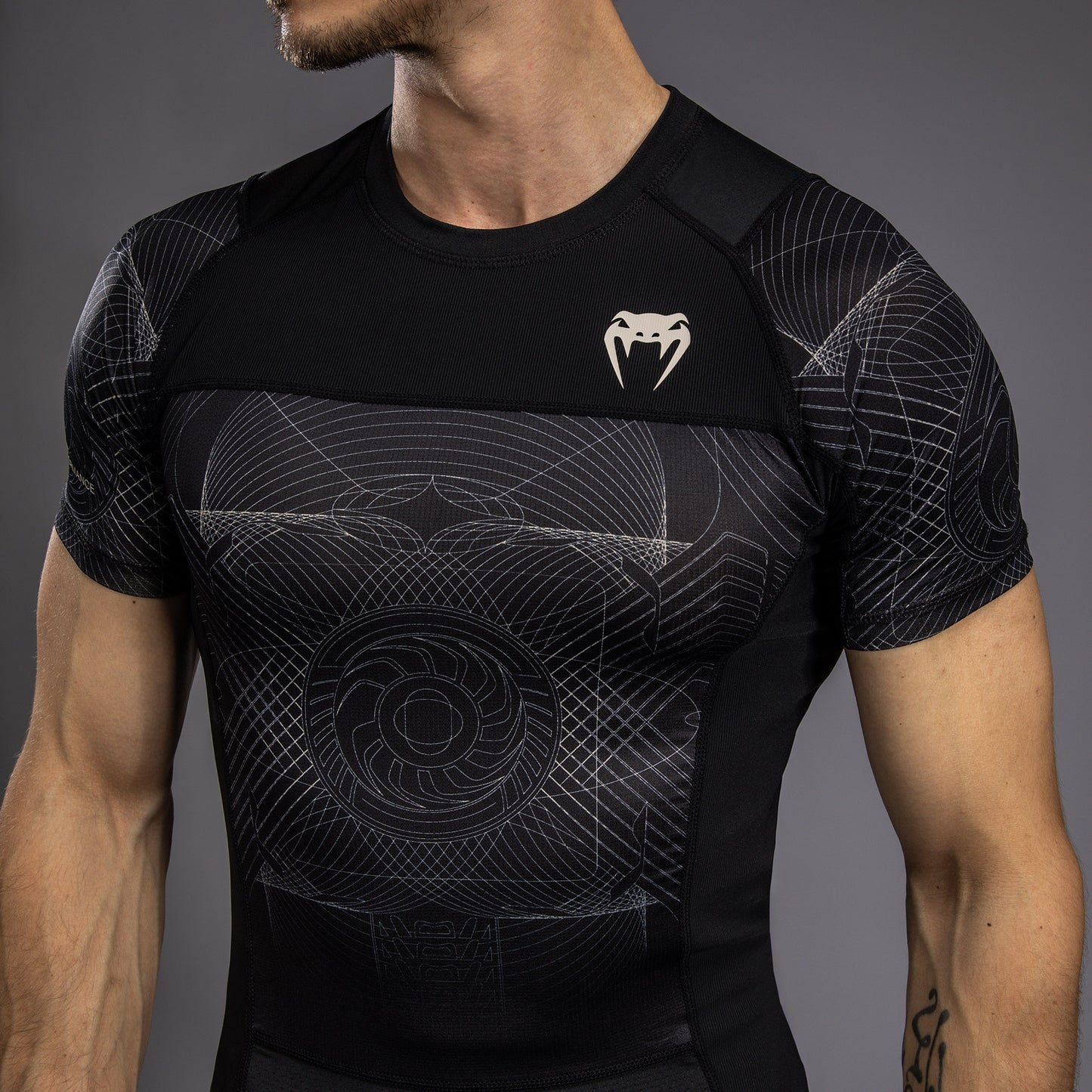 Venum G-Fit Air Rashguard a maniche Corte - Nero Profondo/Sabbia Del Deserto