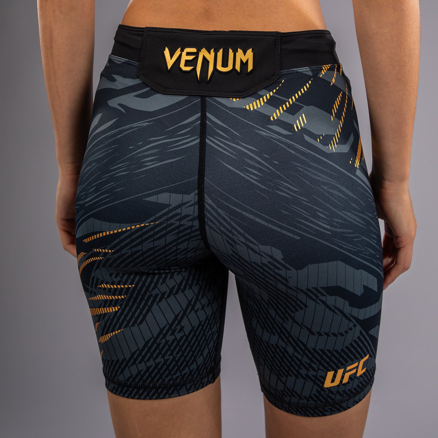 UFC Fusion by Venum Authentic Fight Night Vale Tudo Shorts per Donna - Fit Largo - Champion