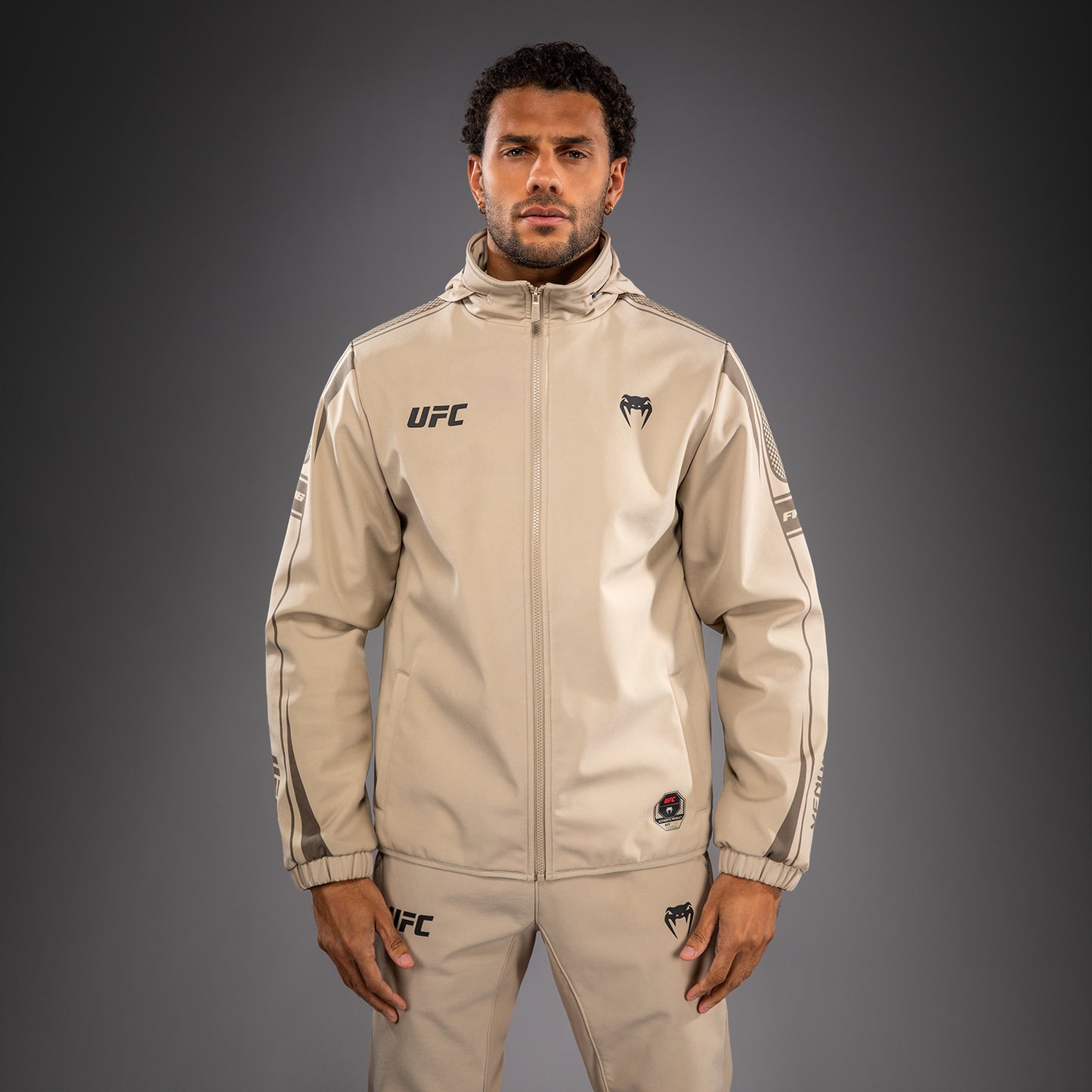 Venum UFC Unity by Venum Authentic Fight Week Felpa con Cappuccio e Zip da Uomo - Sabbia