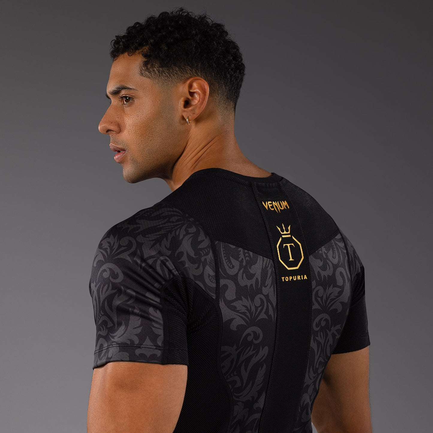 Venum x Topuria Unmatched Edition Rashguard a Maniche Corte - Nero/Oro