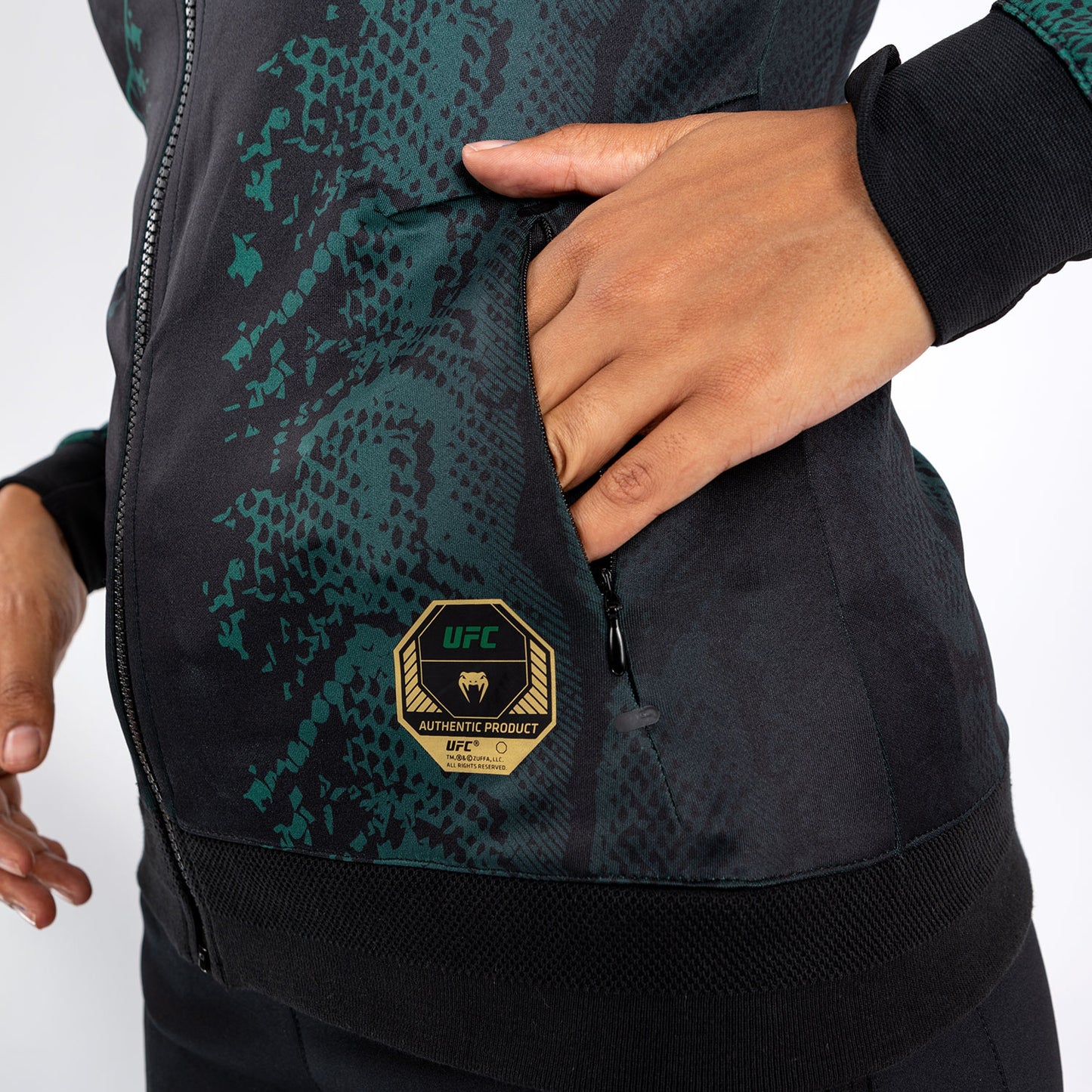 UFC Adrenaline by Venum Personalized Authentic Fight Night Felpa con cappuccio Walkout da donna - Emerald Edition - Verde/Nero/Oro