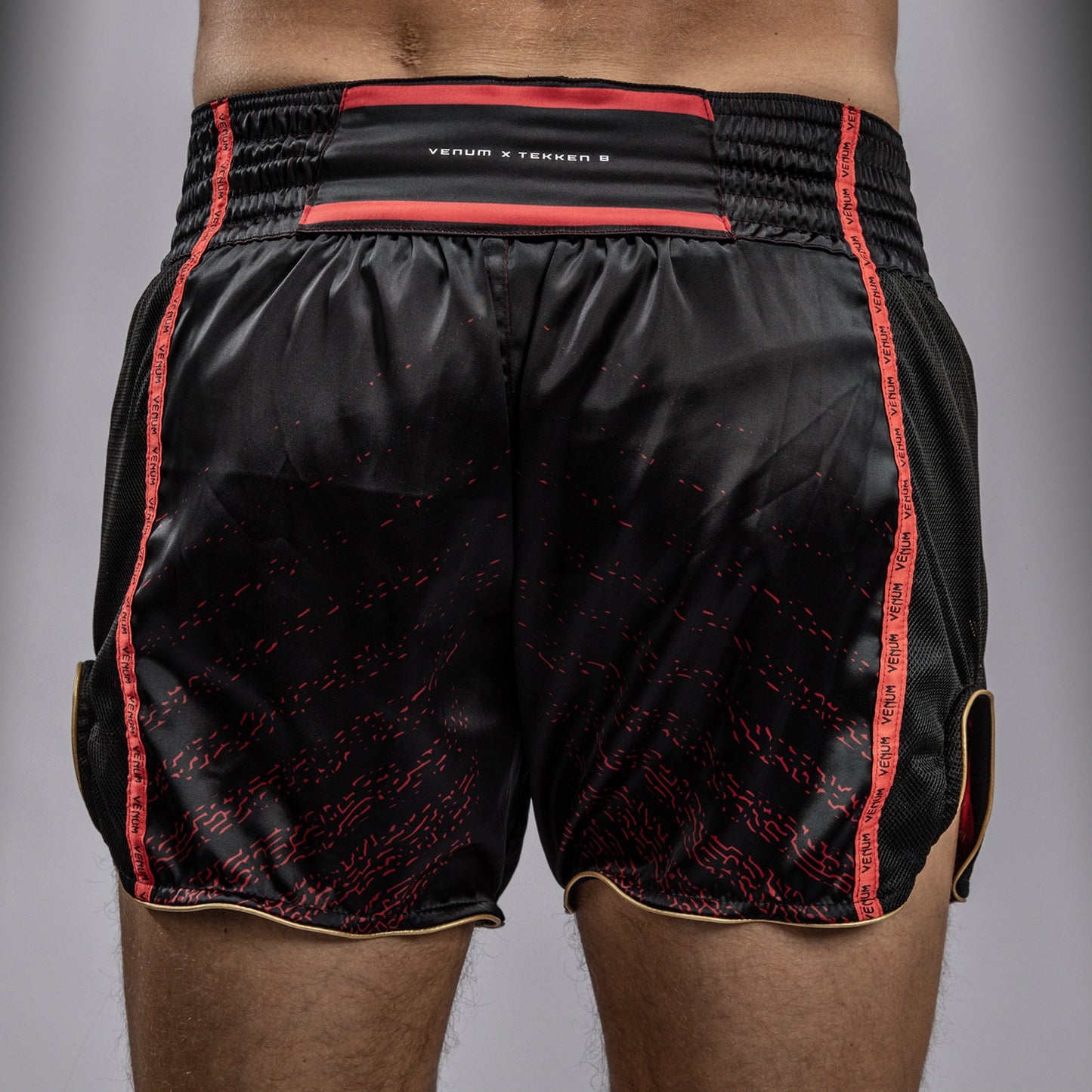 Venum x TEKKEN 8 Marshall Law Pantaloncini da Muay Thai - Nero/Rosso/Oro