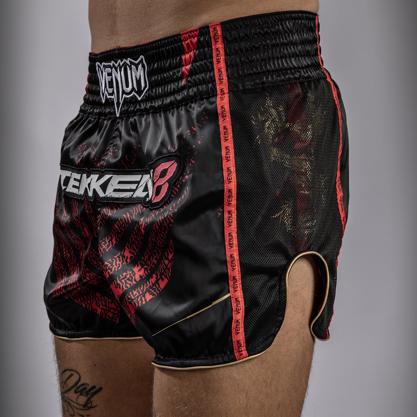 Venum x TEKKEN 8 Marshall Law Pantaloncini da Muay Thai - Nero/Rosso/Oro