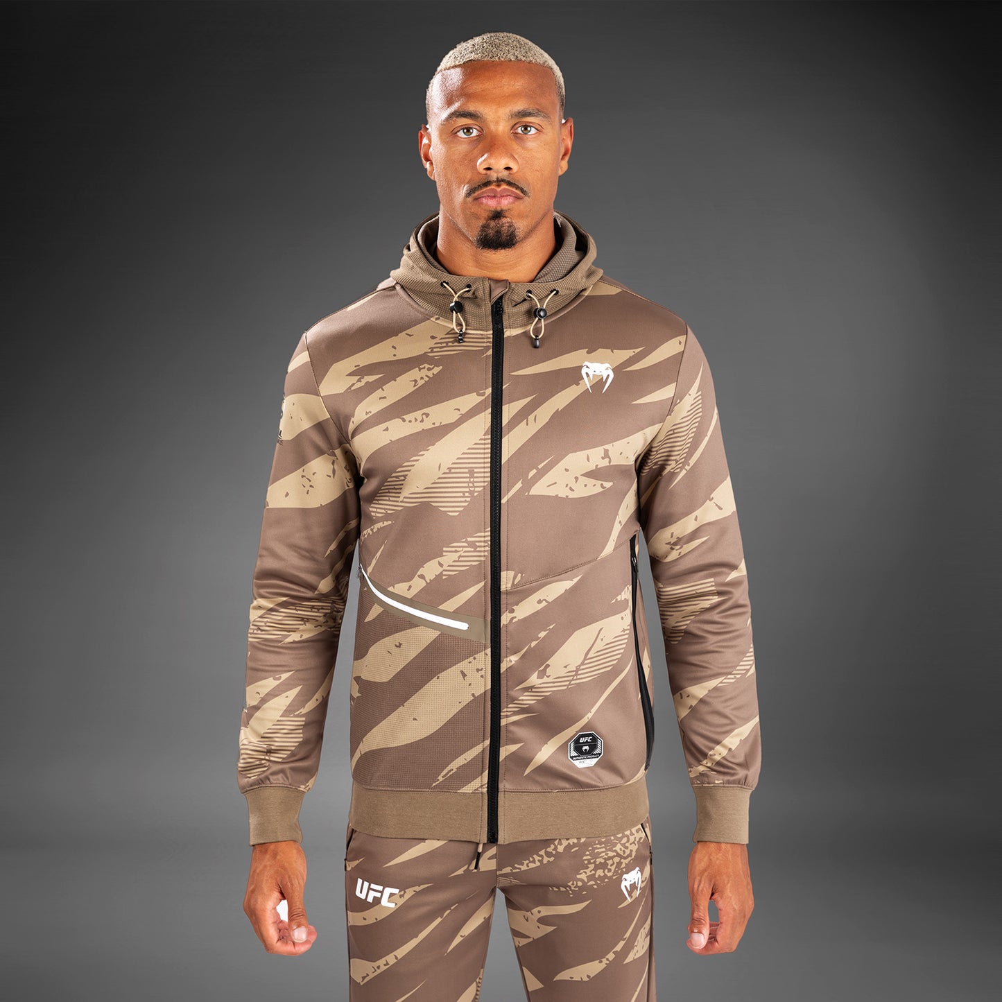 UFC Adrenaline by Venum Fight Week Felpa Con Cappuccio e zip da Uomo - Deserto Camo