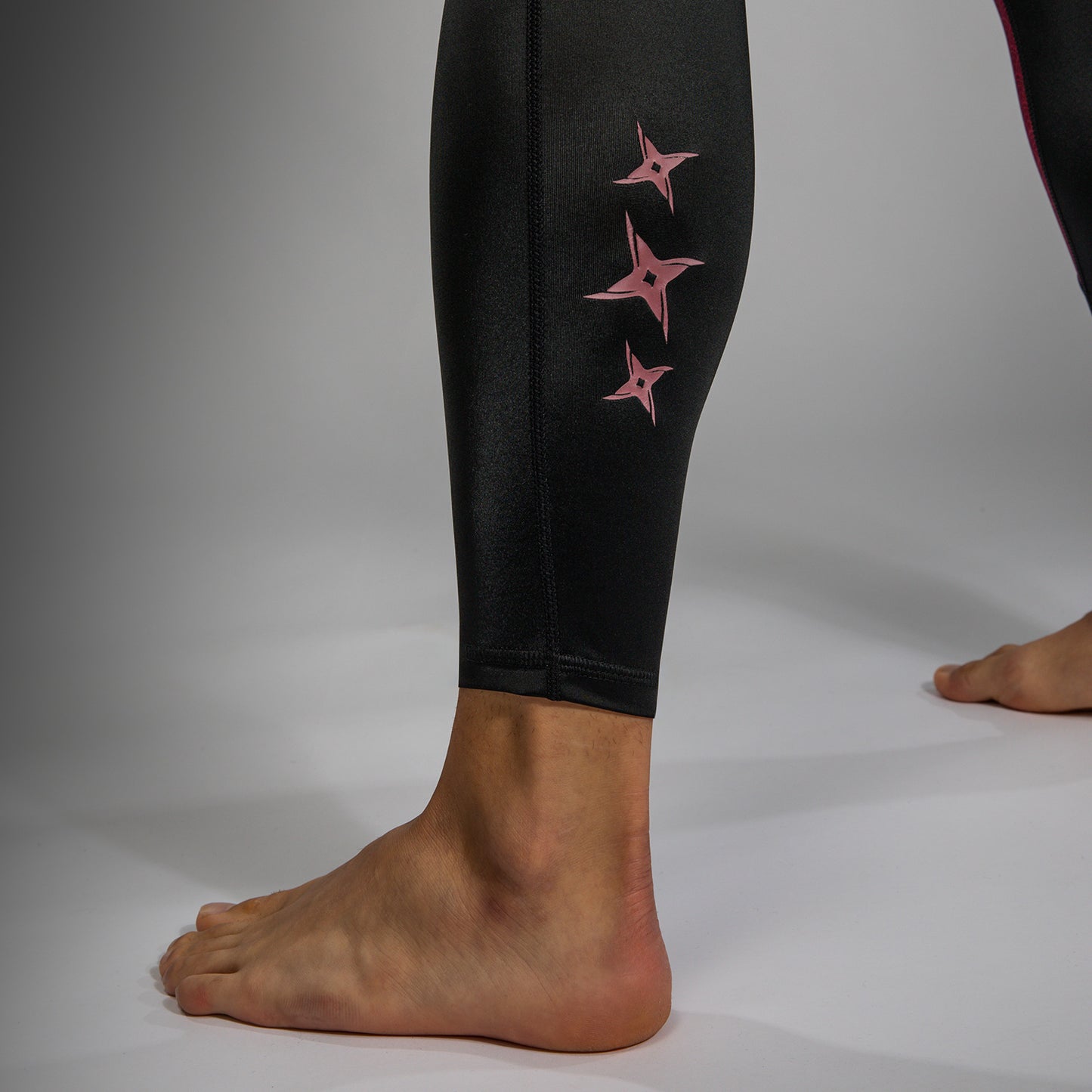 Venum x Assassin’s Creed Shadows Pantaloni da Uomo - Borgogna/Nero