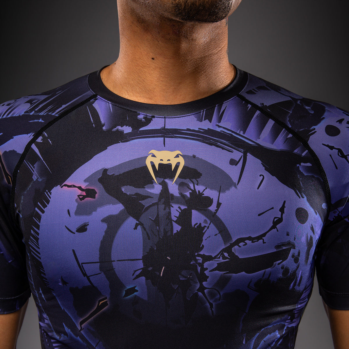 Jujutsu Kaisen x Venum Gojo Rashguard a Maniche Corte – Viola