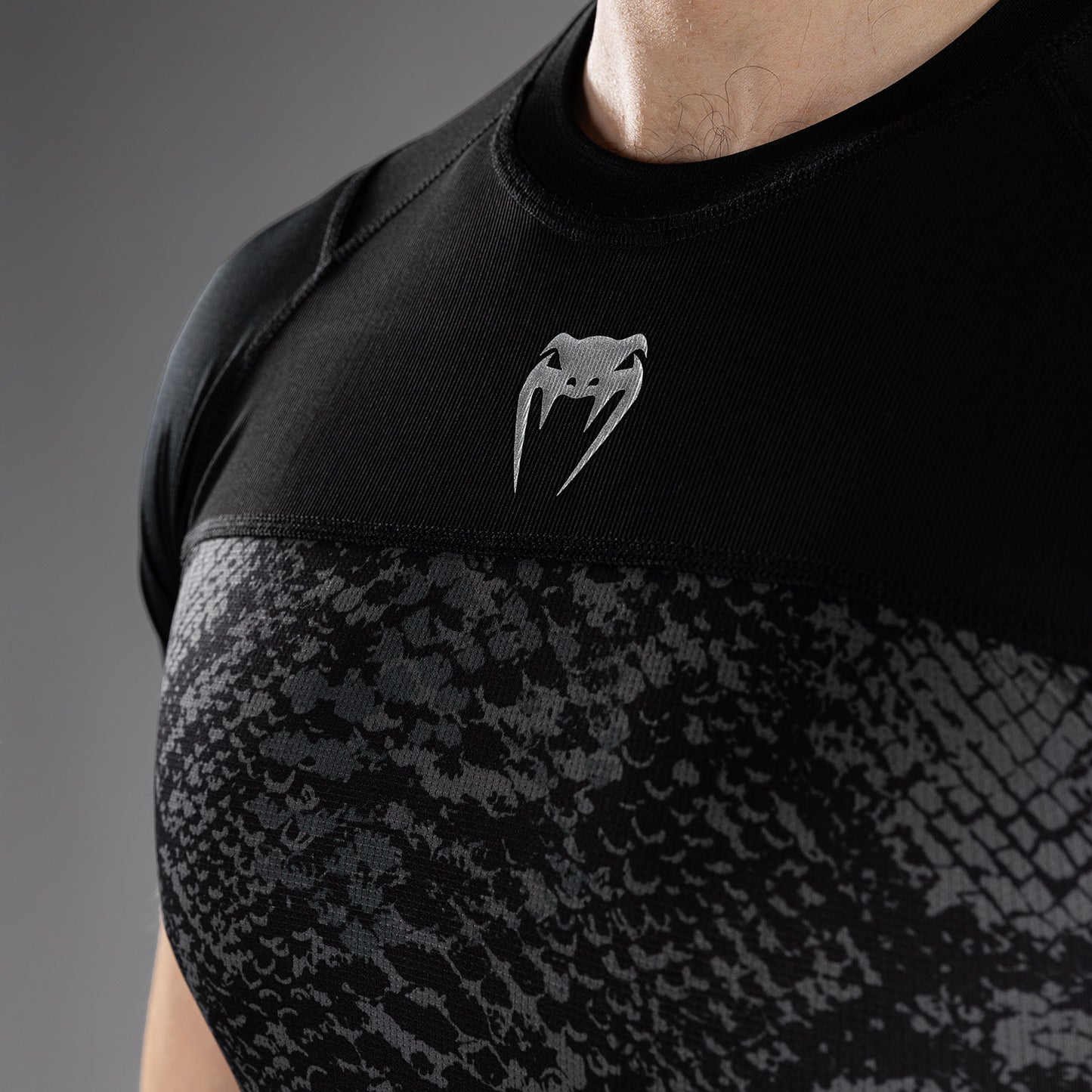 Venum G-Fit Scales Rashguard a Maniche Corte – Nero/Grigio Carbone