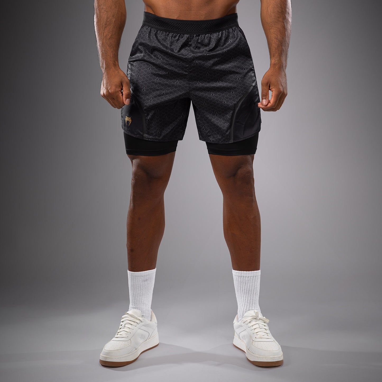 Venum x Assassin’s Creed Shadows Pantaloncini da allenamento da uomo - Nero/Oro
