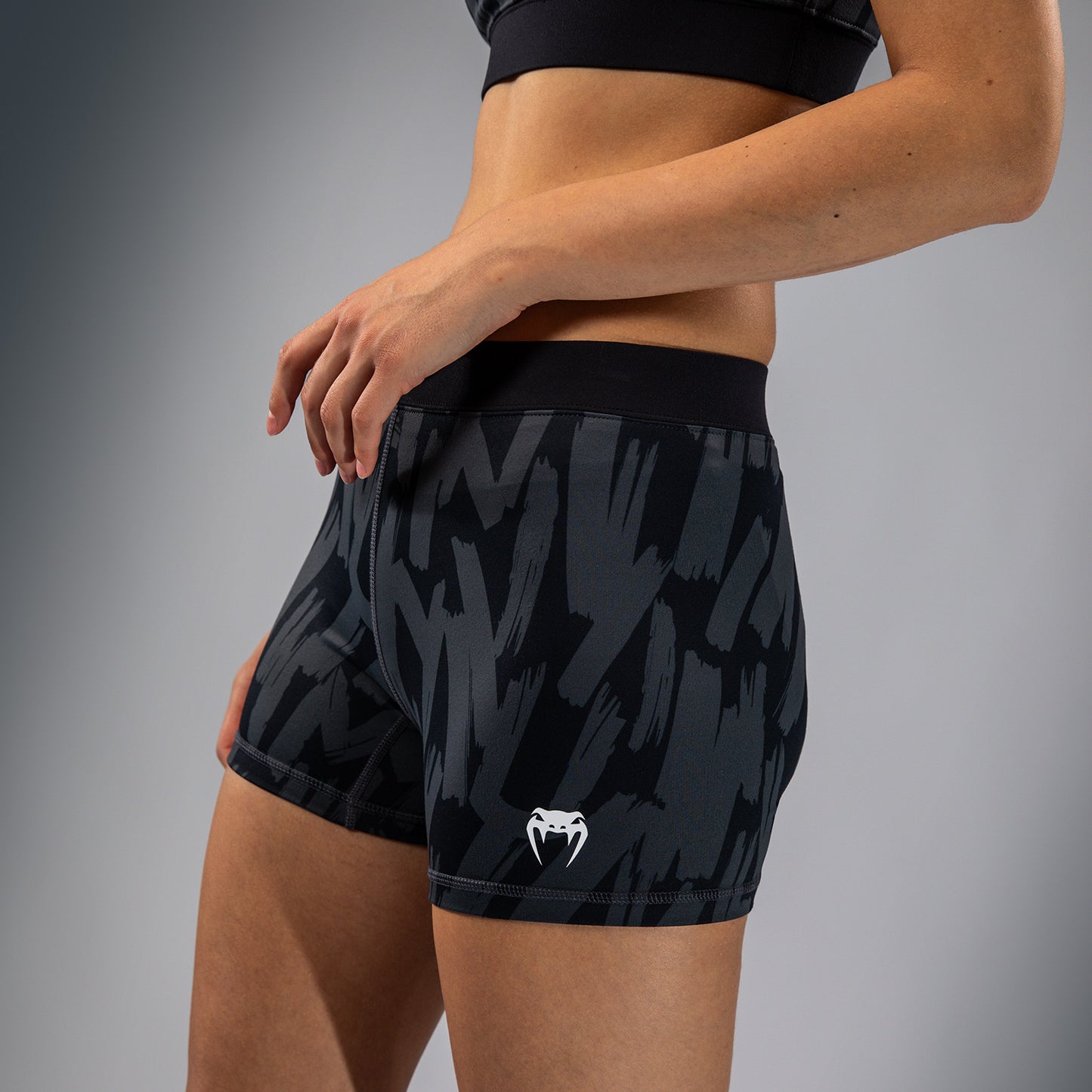 Venum Graffiti Shorts a Compressione da Donna - Carbone Urbano