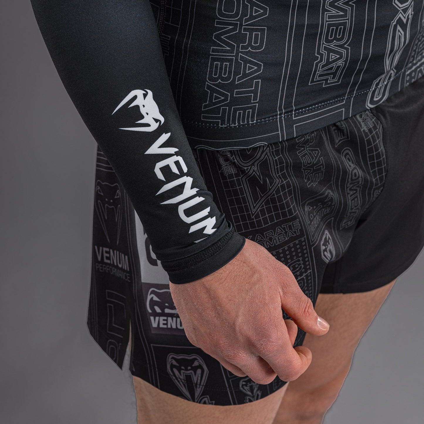 Karate Combat by Venum Rashguard a Maniche Lunghe – Nero/Grigio