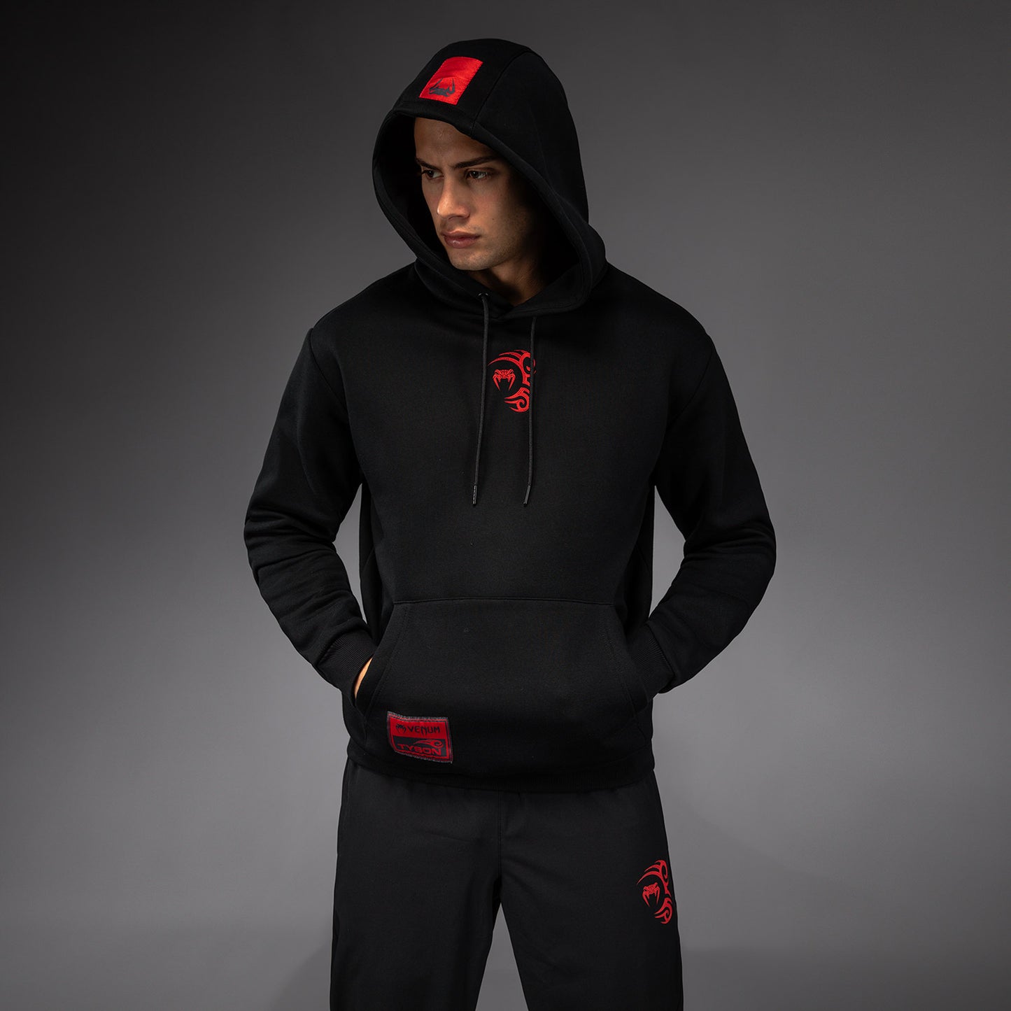 Venum x Mike Tyson Felpa con cappuccio - Nero profondo/Rosso intenso