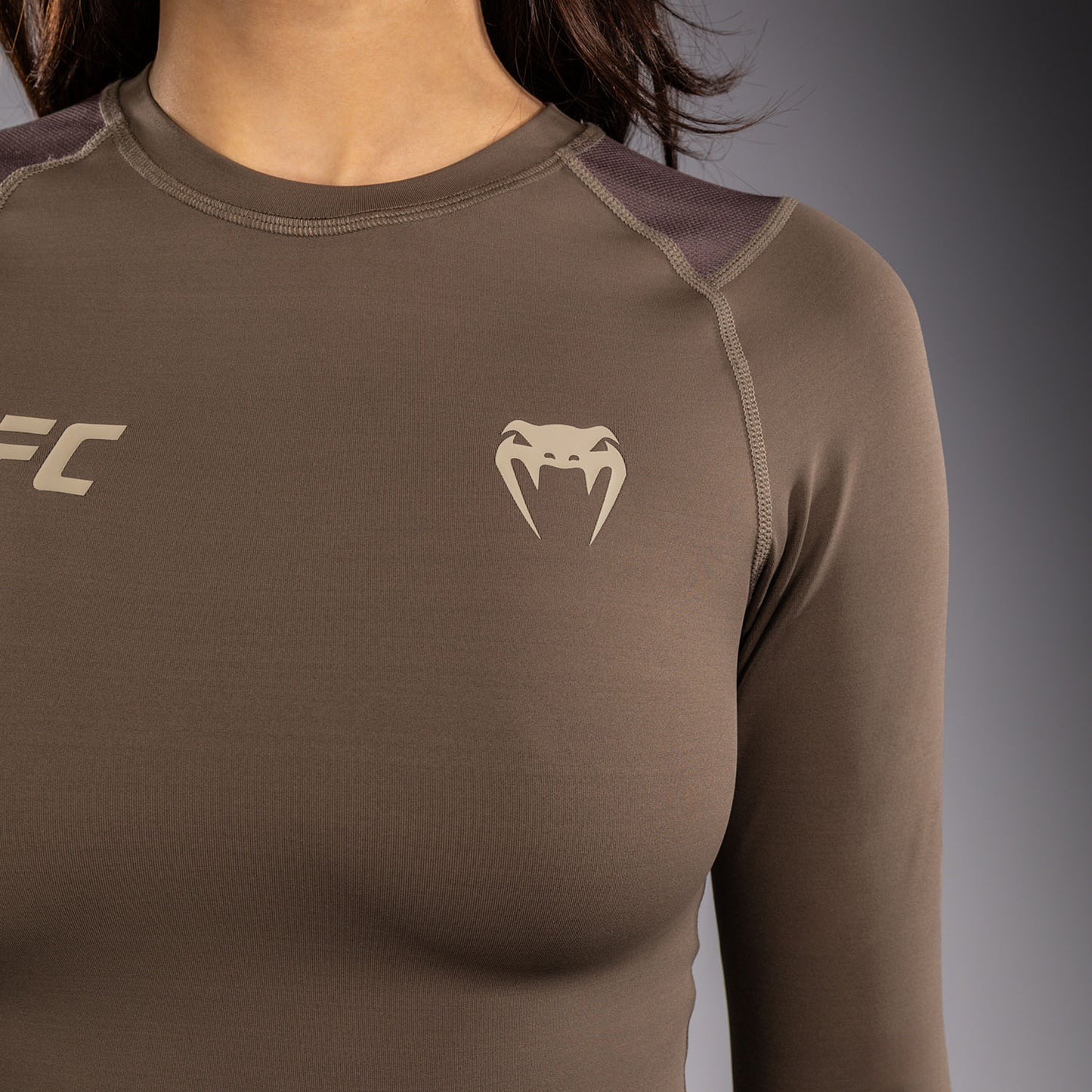 Venum UFC Unity by Venum Authentic Fight Week Rashguard Tecnica a Maniche Lunghe da Donna - Marrone