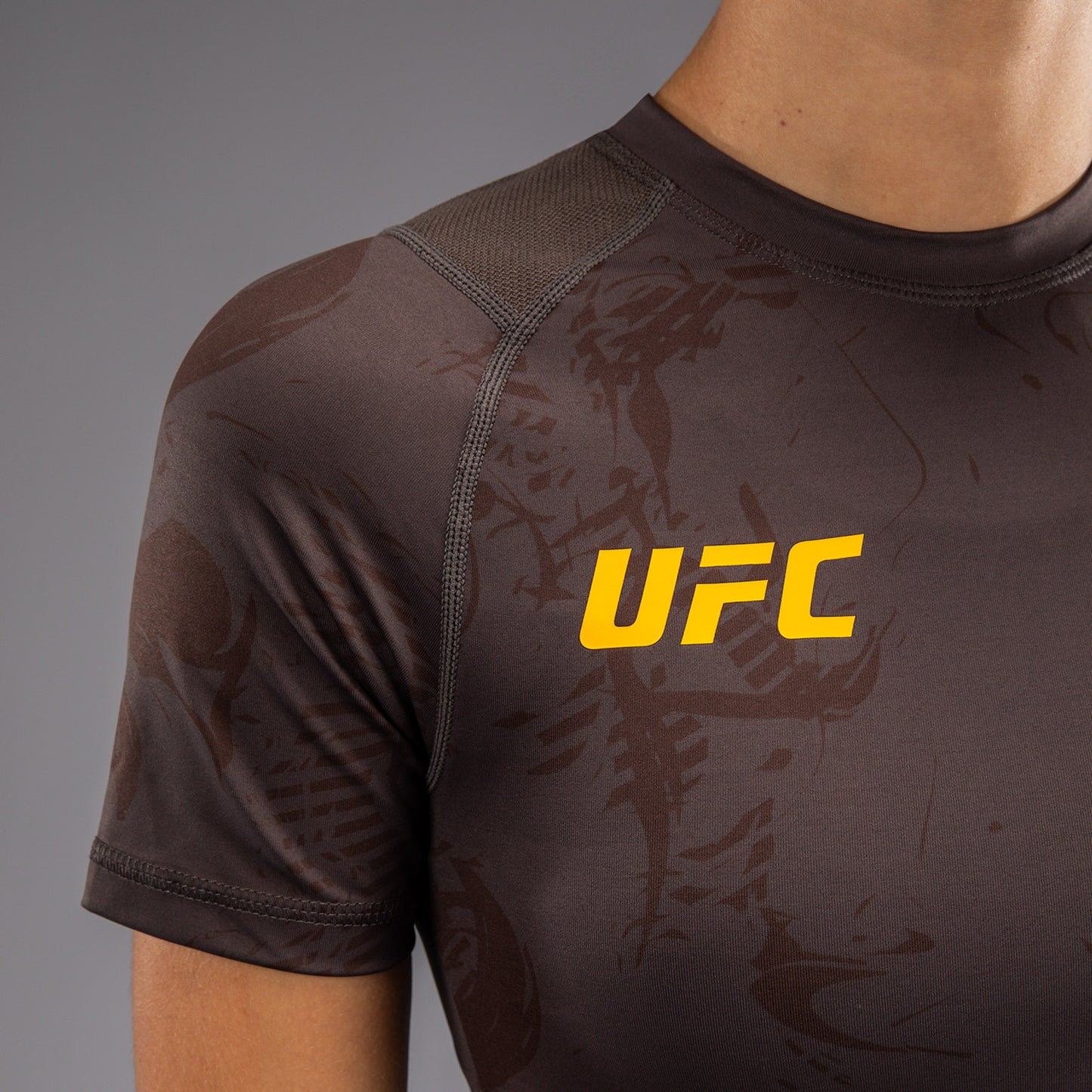 UFC Fusion by Venum Fight Week Rashguard a Manica Corta Performance per Donna - Marrone terra