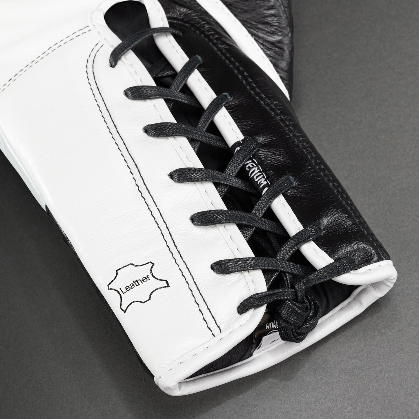 Guantoni da boxe Venum Shield Pro con lacci - Nero/Bianco