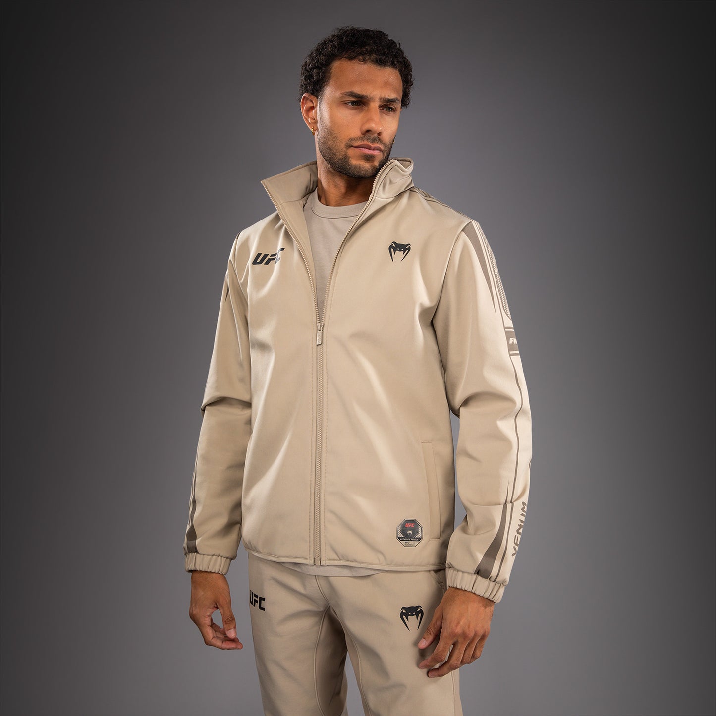 Venum UFC Unity by Venum Authentic Fight Week Felpa con Cappuccio e Zip da Uomo - Sabbia