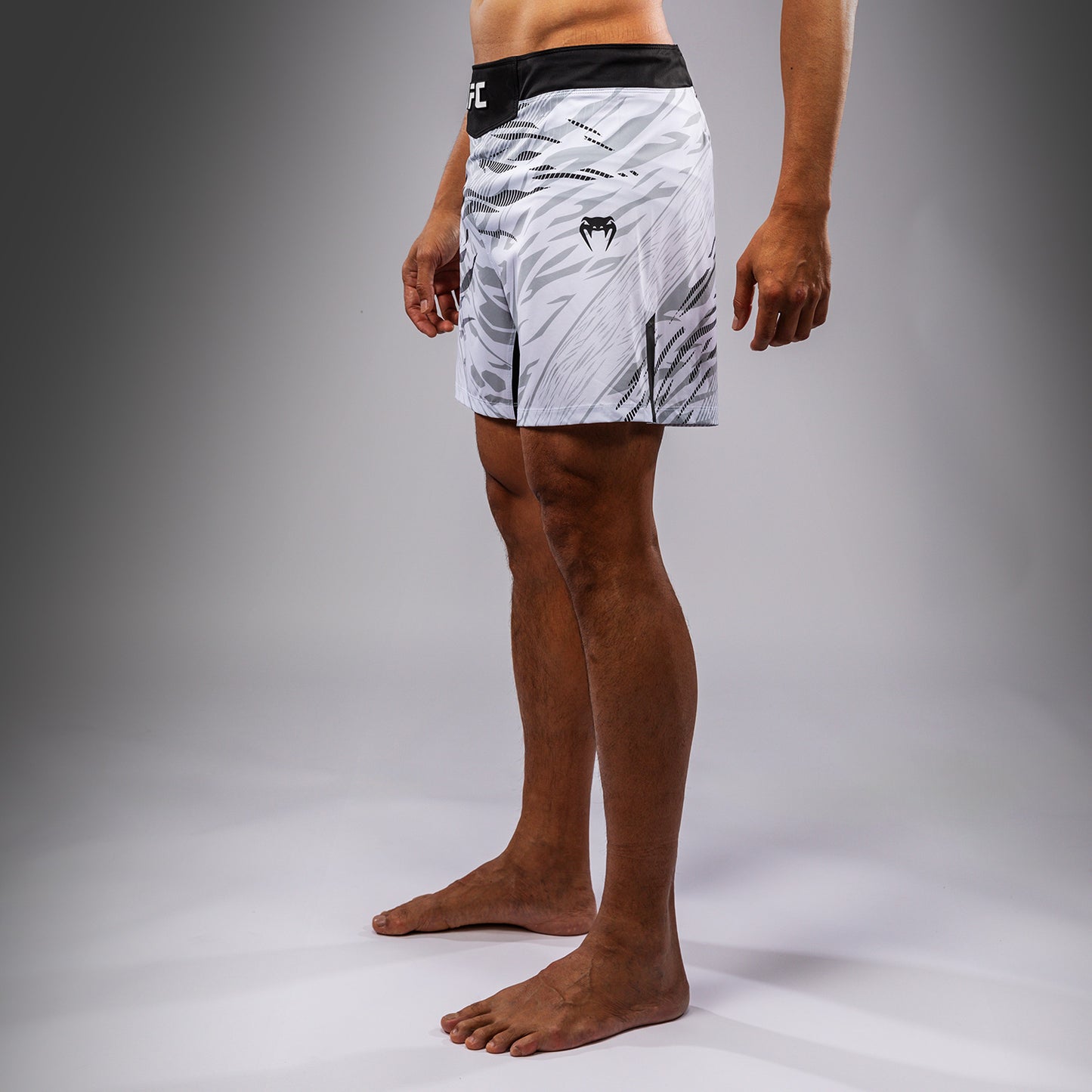 UFC Fusion by Venum Authentic Fight Night Shorts da Lotta per Uomo - Fit Corto - Bianco