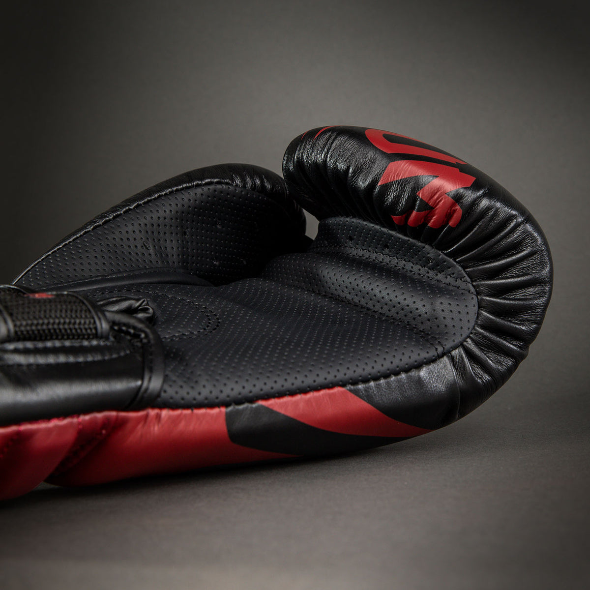 Venum Reverso Guanti da Boxe – Nero/Rosso