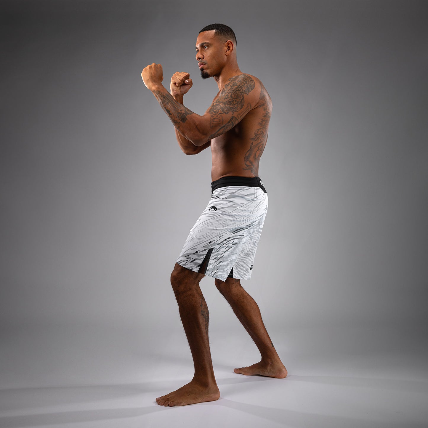 UFC Fusion by Venum Authentic Fight Night Shorts da Lotta per Uomo - Fit Largo - Bianco