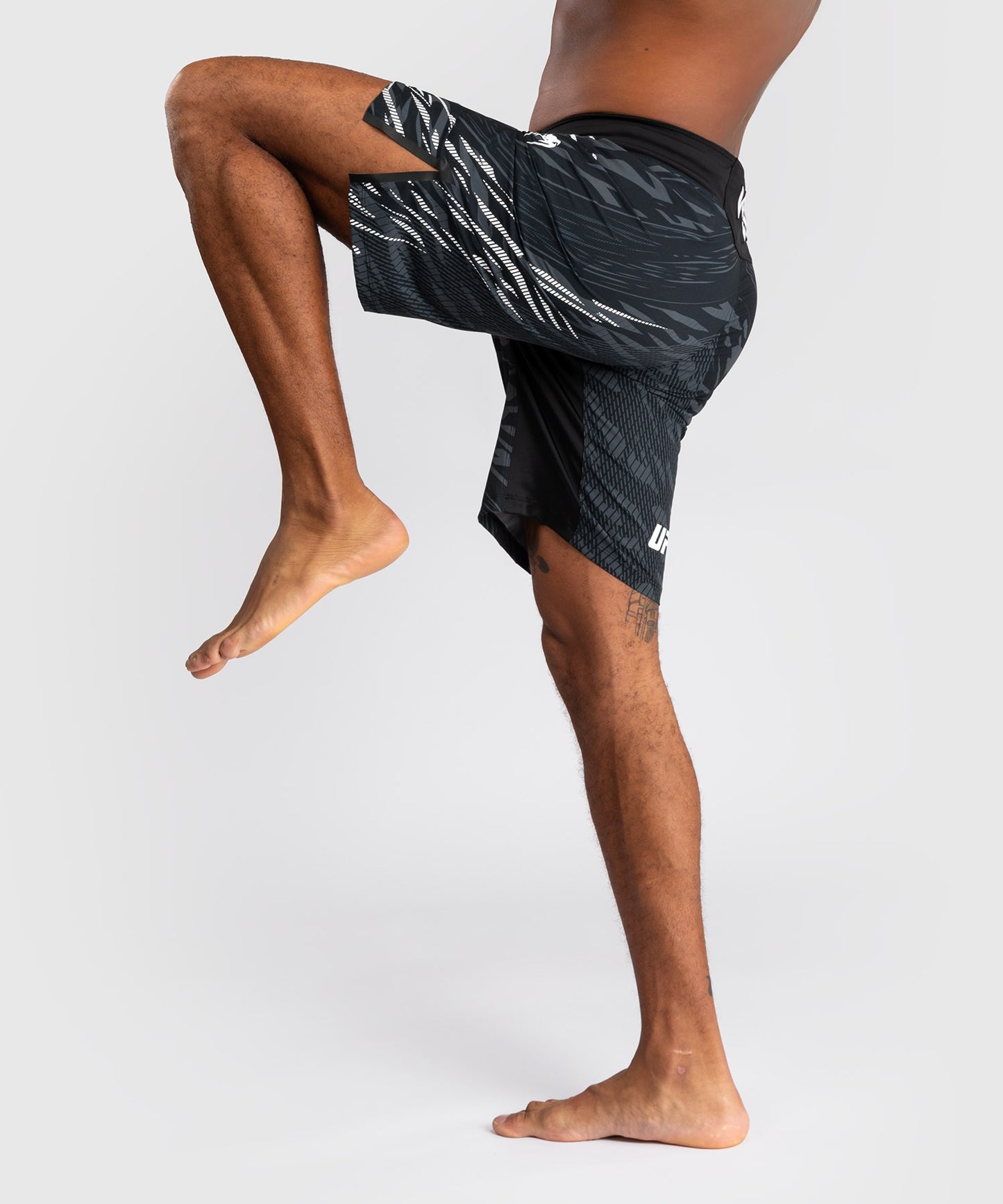 UFC Fusion by Venum Personalizzati Authentic Fight Night Shorts da Lotta per Uomo - Fit Largo - Nero