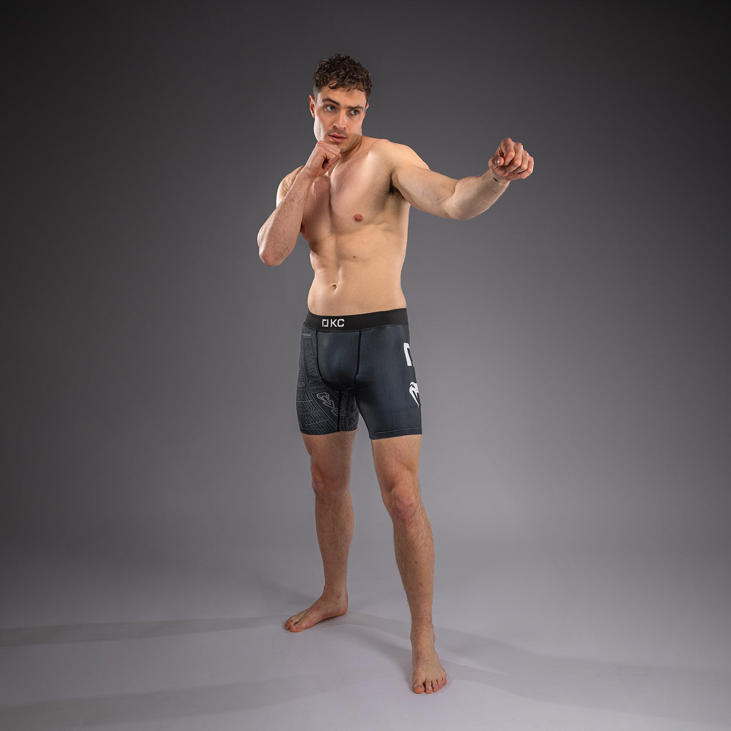 Karate Combat by Venum Pantaloncini a Compressione – Nero/Grigio