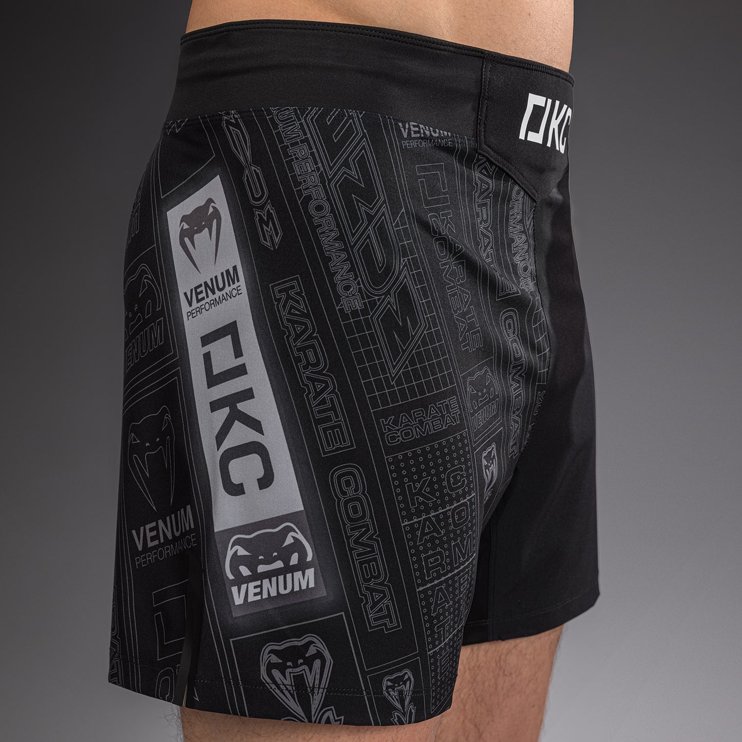 Karate Combat by Venum Pantaloncini da Combattimento – Nero/Grigio
