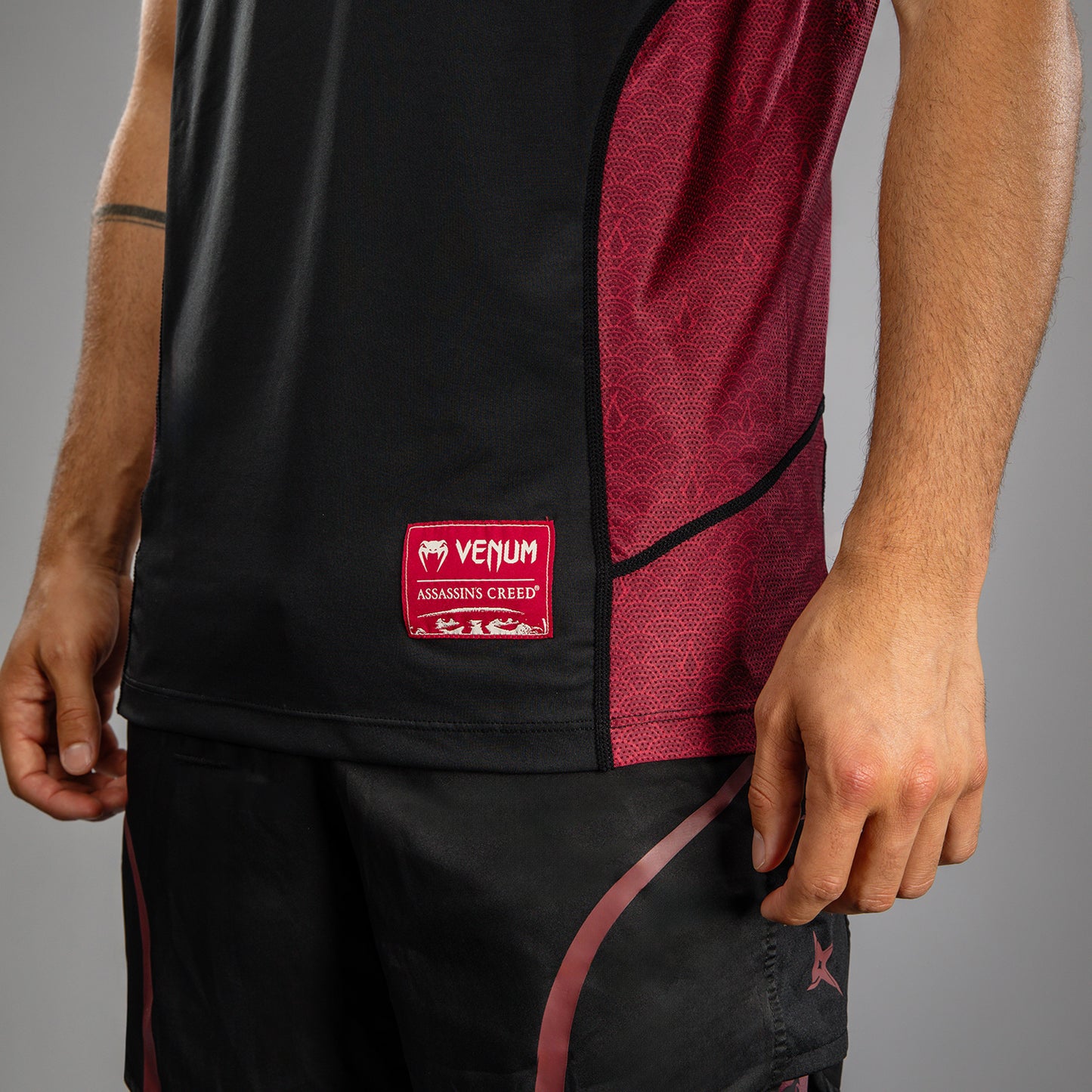 Venum x Assassin’s Creed Shadows T-Shirt Uomo Dry-Tech - Borgogna/Nero