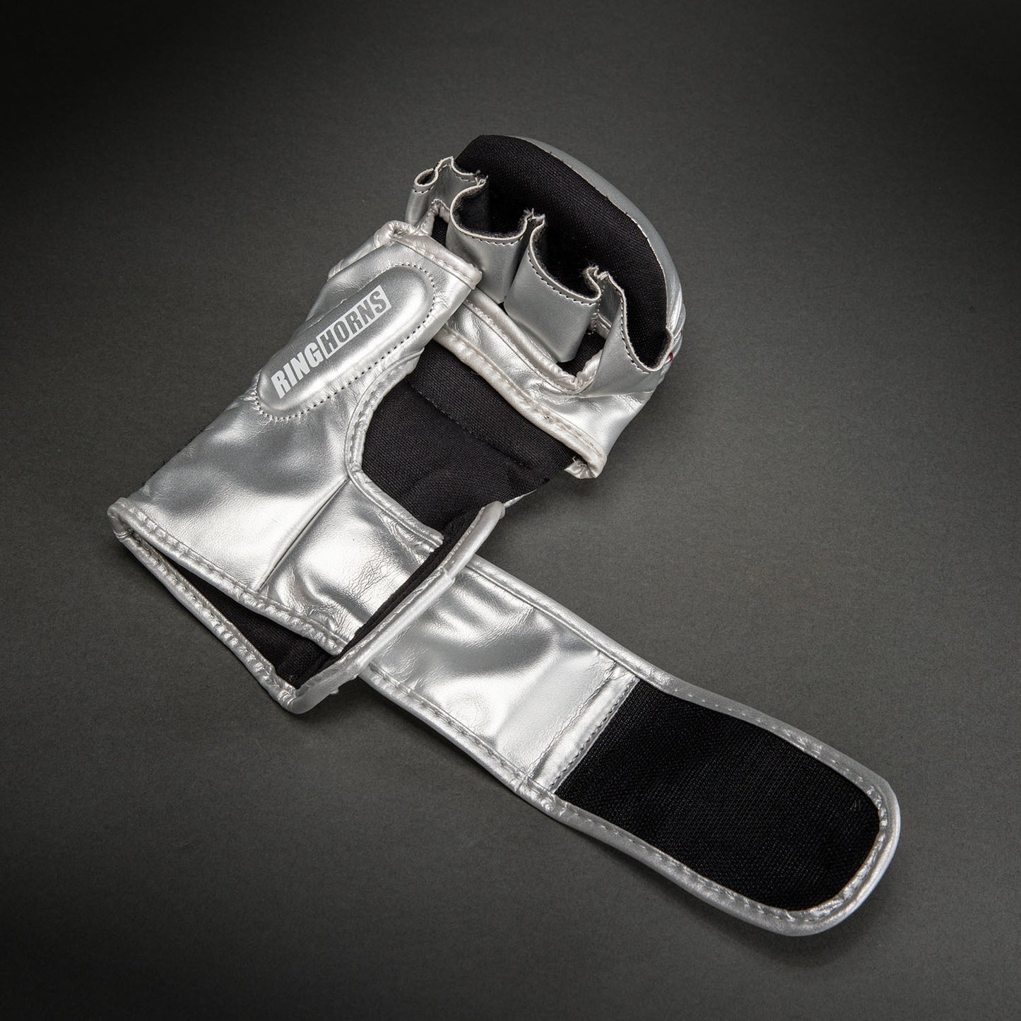 Ringhorns Charger by Venum Guanti da sparring MMA - Argento/Nero
