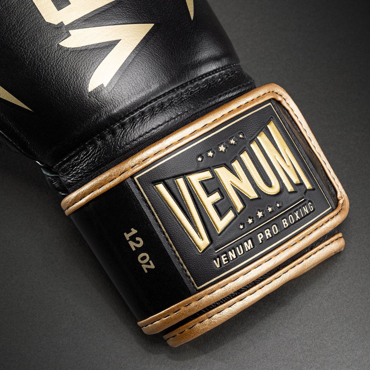 Guantoni da boxe Venum Hammer Pro con chiusura in velcro - Nero/Oro